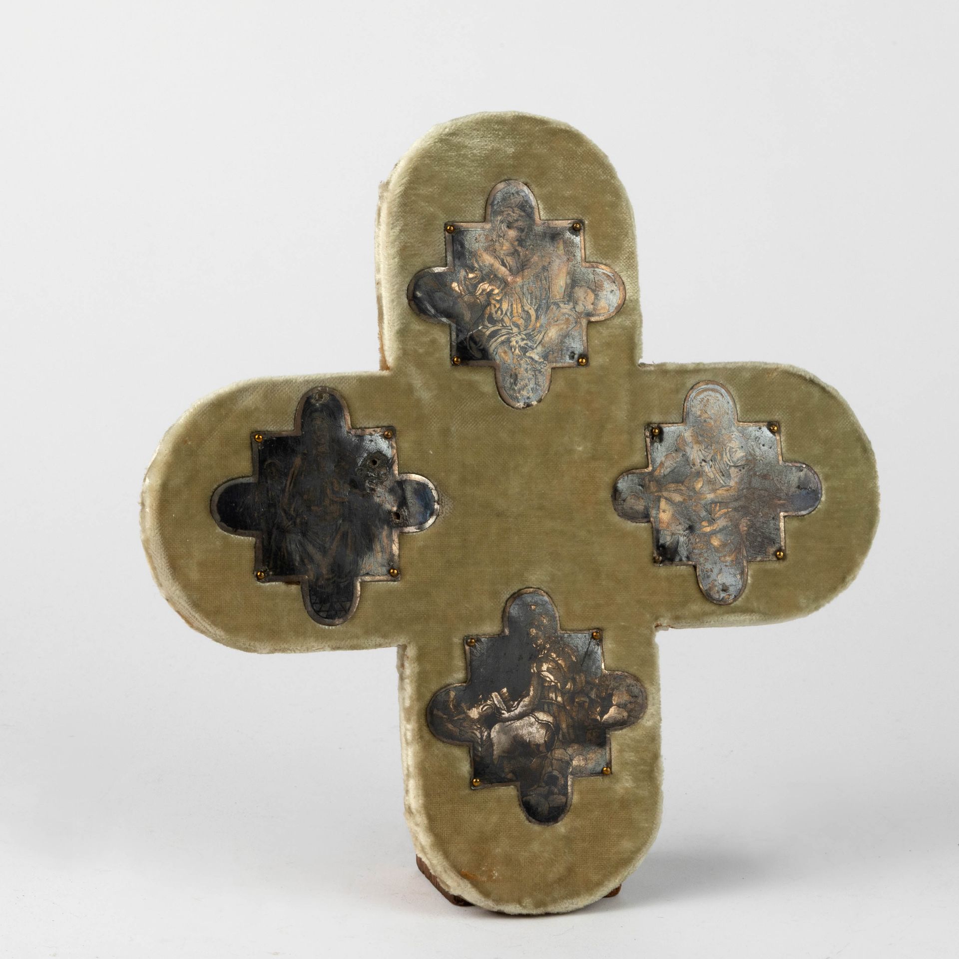Quatre plaques lobées d'un crucifix. Italie. Ca. 1400. A set of four Italian nie&hellip;