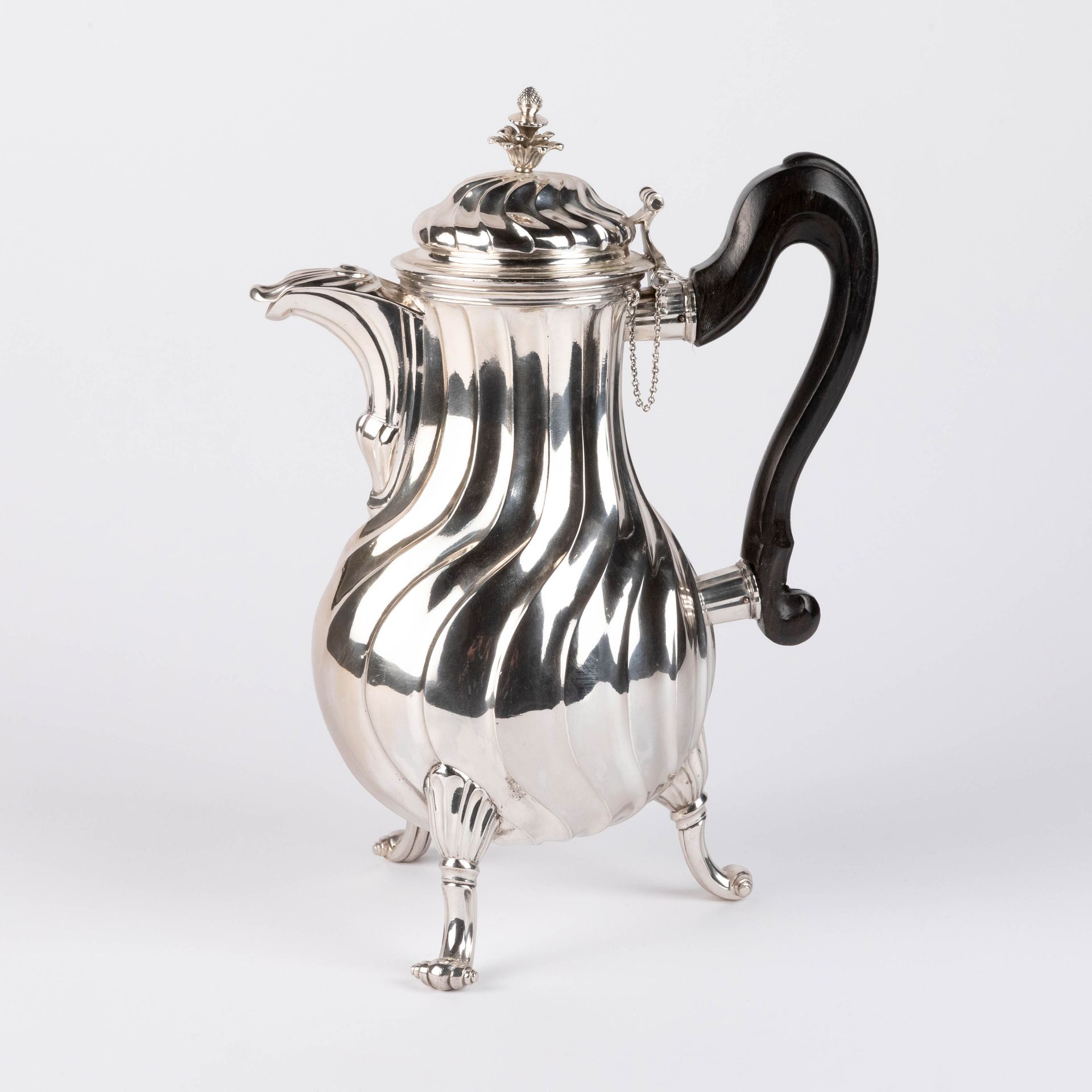 Cafetière. Tournai. 1760. 咖啡壶。图尔奈。1760.

银色。拱形的盖子和梨形的身体，有对角线褶皱的驱动装饰。在三个盘旋的脚上。黑檀木&hellip;