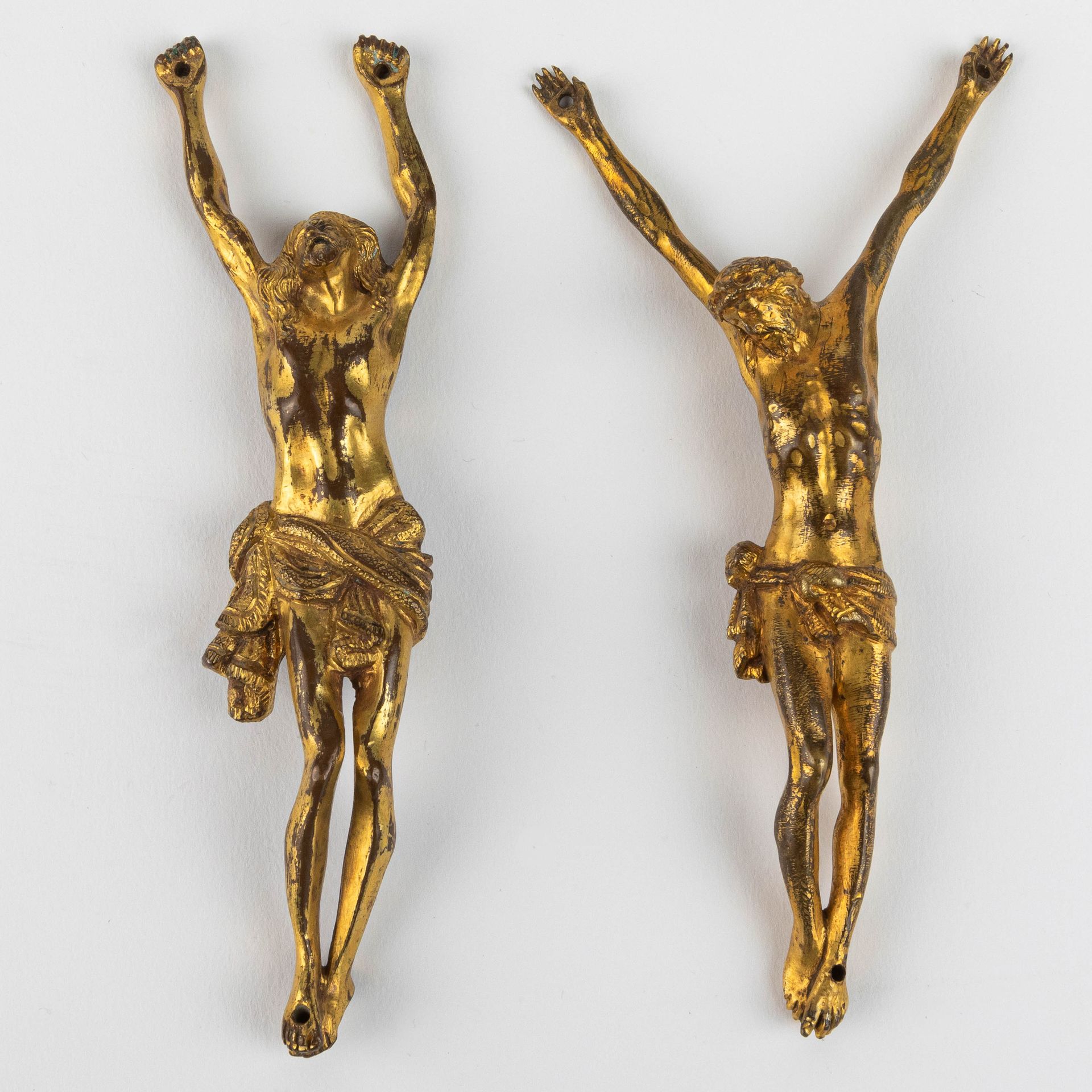 Lot varié de deux Corpus Christi. En bronze doré: Varied lot of two crucifix fig&hellip;