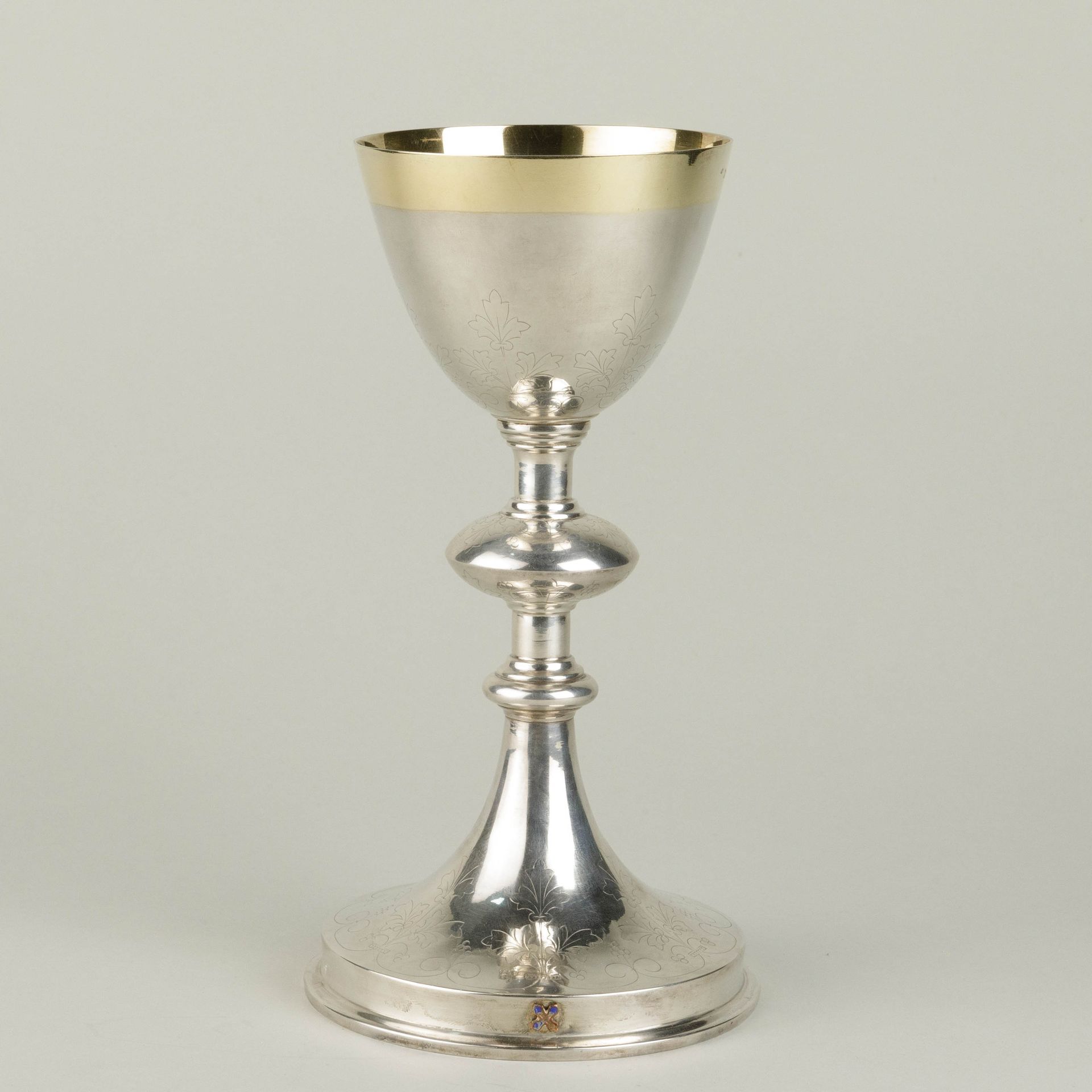Calice. France. 19ème siècle. 圣杯。法国，19世纪。

银和vermeil。拱形和部分雕刻的底座，茎部有模式。科帕也刻了字。标记的&hellip;