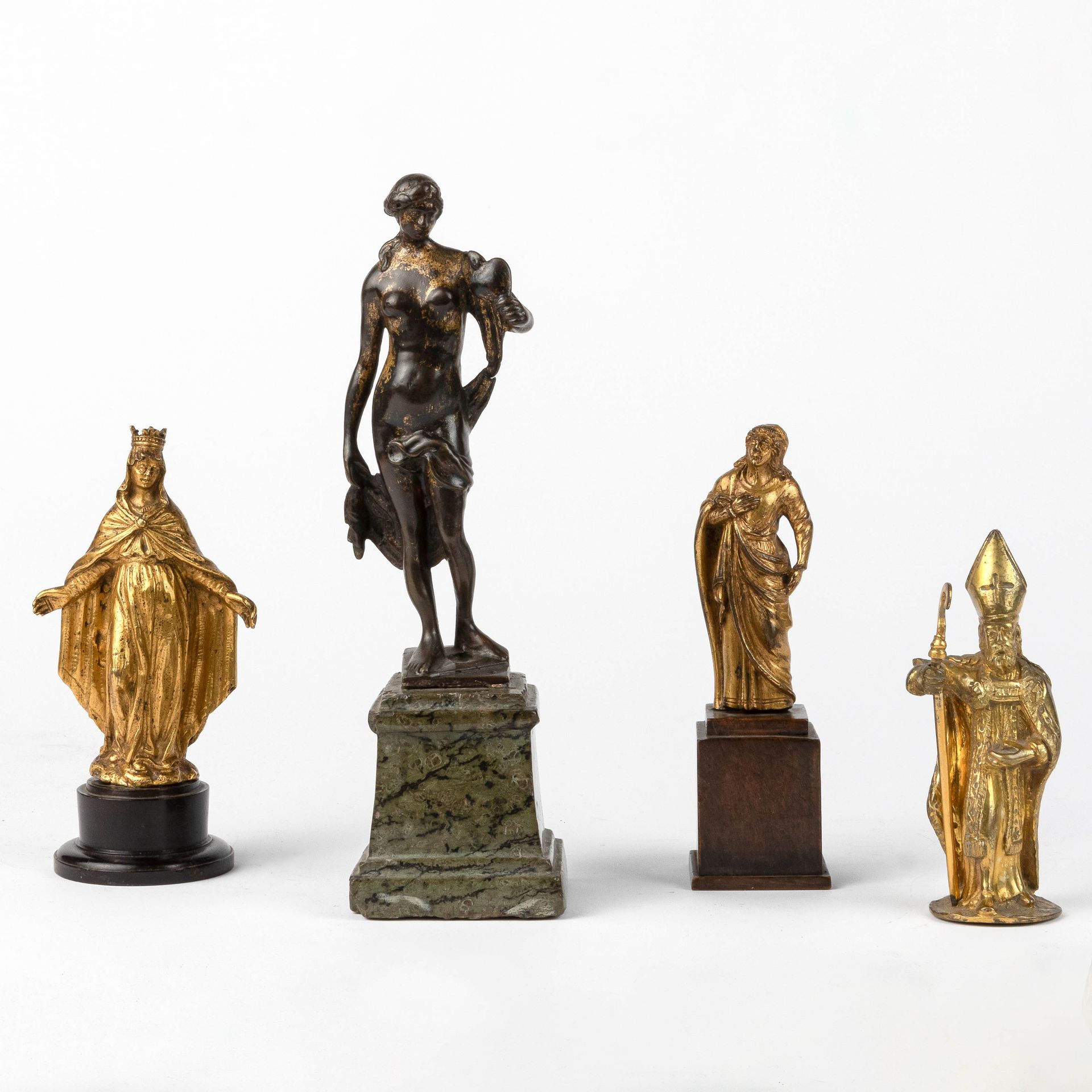 Lot varié de quatre figures: 一批不同的四种人物。

1.加冕的女圣人。鎏金青铜。(高：14.5厘米)

2.常设主教。鎏金青铜。(&hellip;