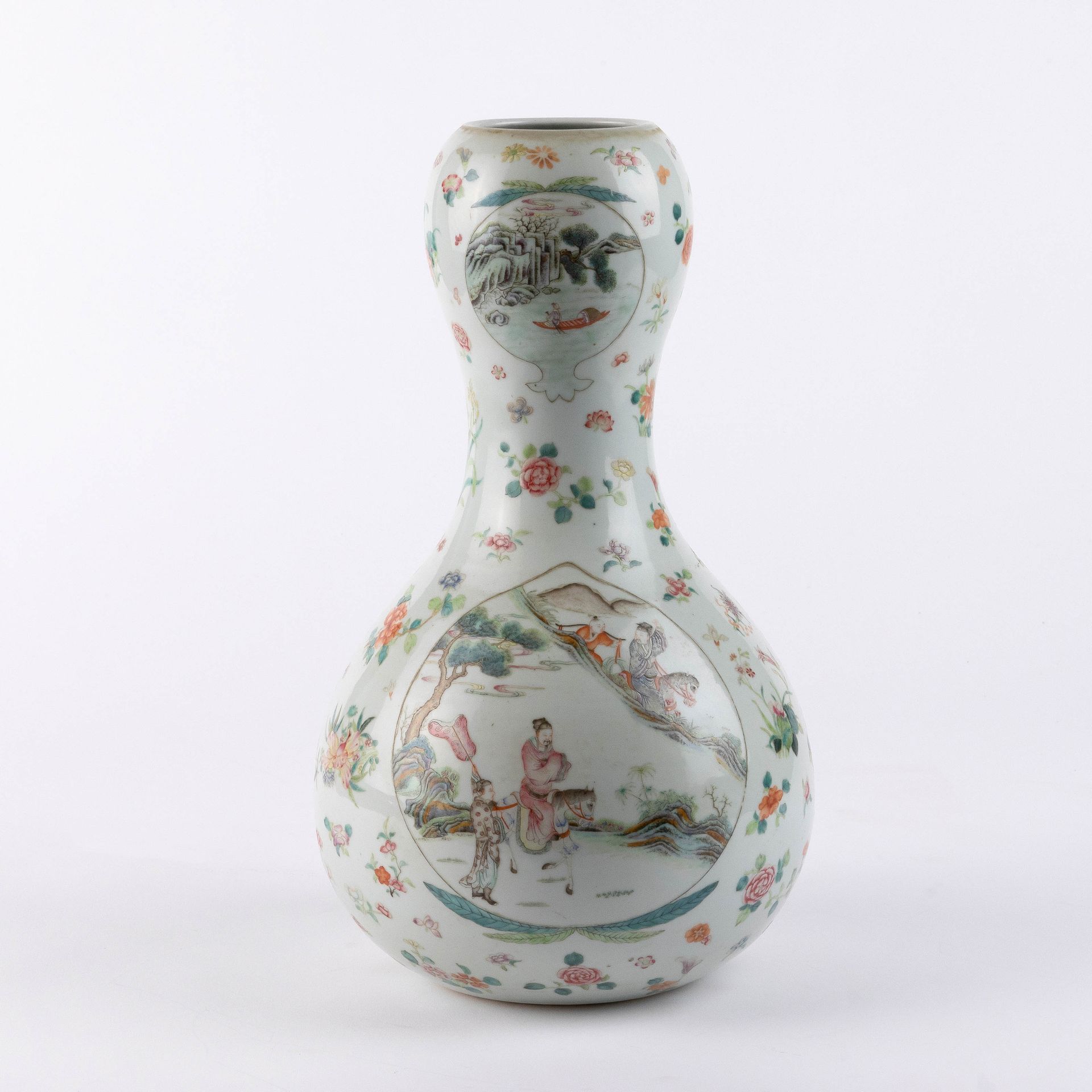 Vase de forme calebasse. Chine. Ca. 900. 葫芦形花瓶。中国。约1900年。 

瓷器。法米莱装饰的宫廷场景在水果形状的奖&hellip;