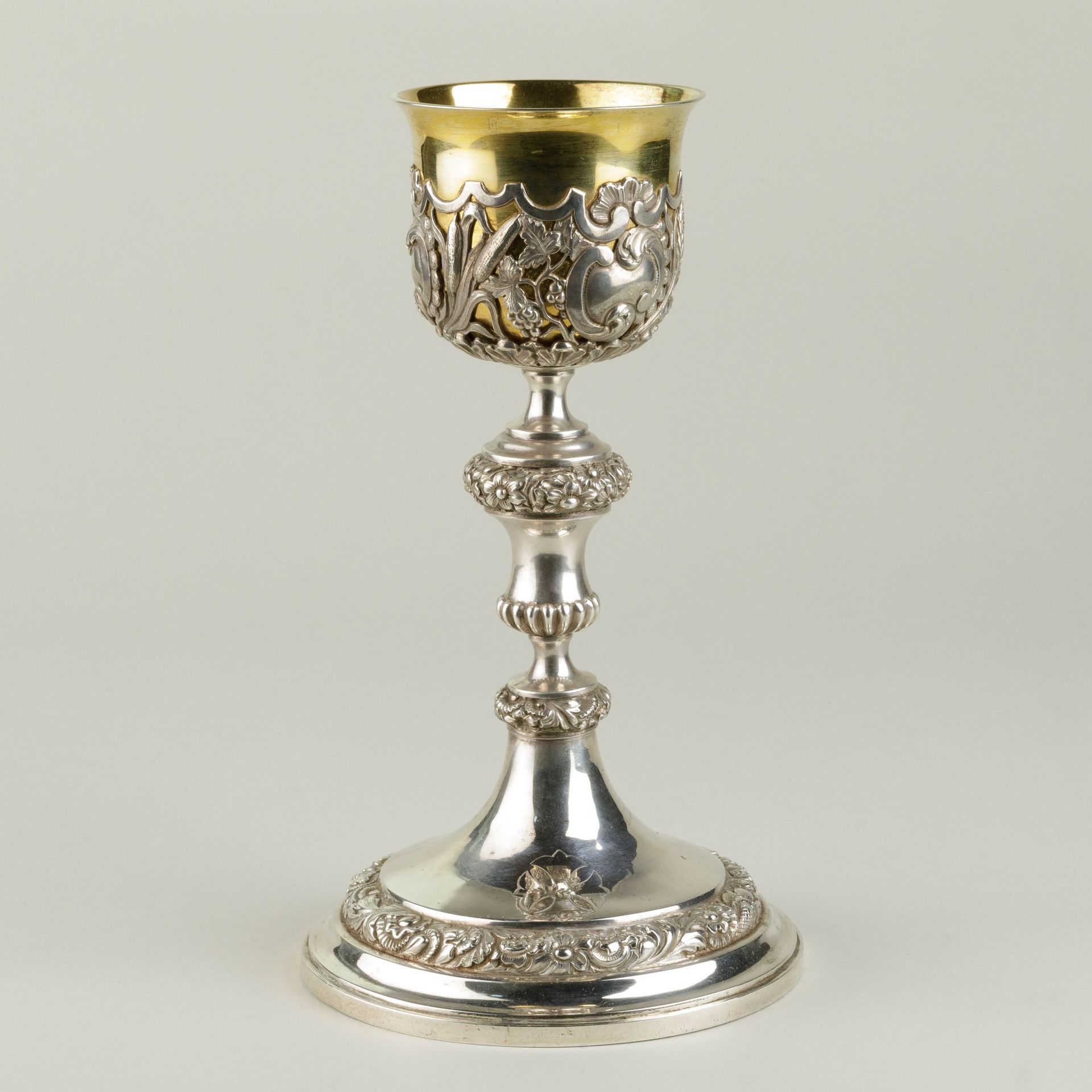 Calice. 19ème siècle. 圣杯。19世纪。

银色。镶金的Coupe。

圆拱形的底座和花瓶形的茎，有两个带驱动植物装饰和褶皱的结点。圣杯上有&hellip;