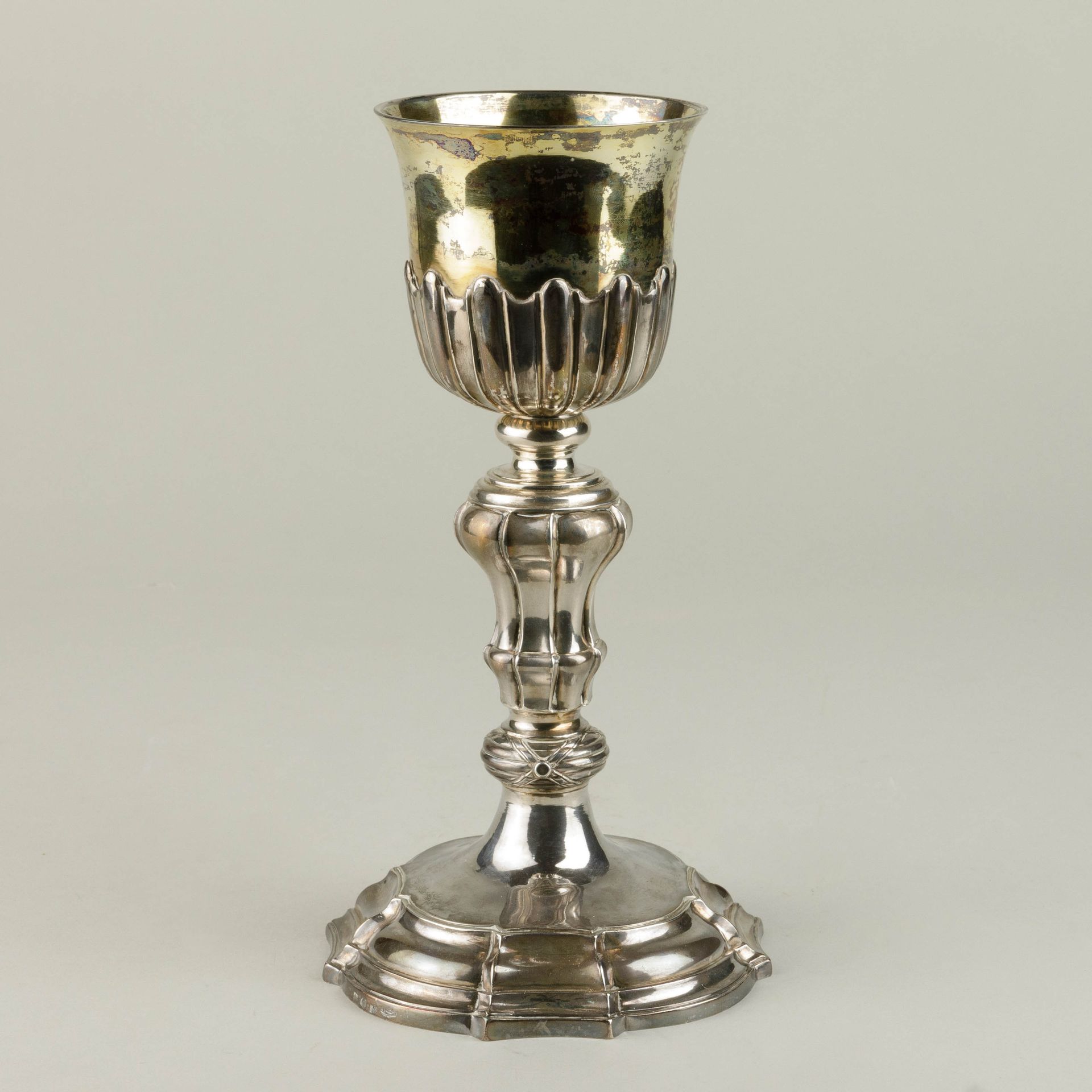 Calice. Louvain. 1774. A Flemish silver and vermeil chalice. 1774. 


Lobed foot&hellip;