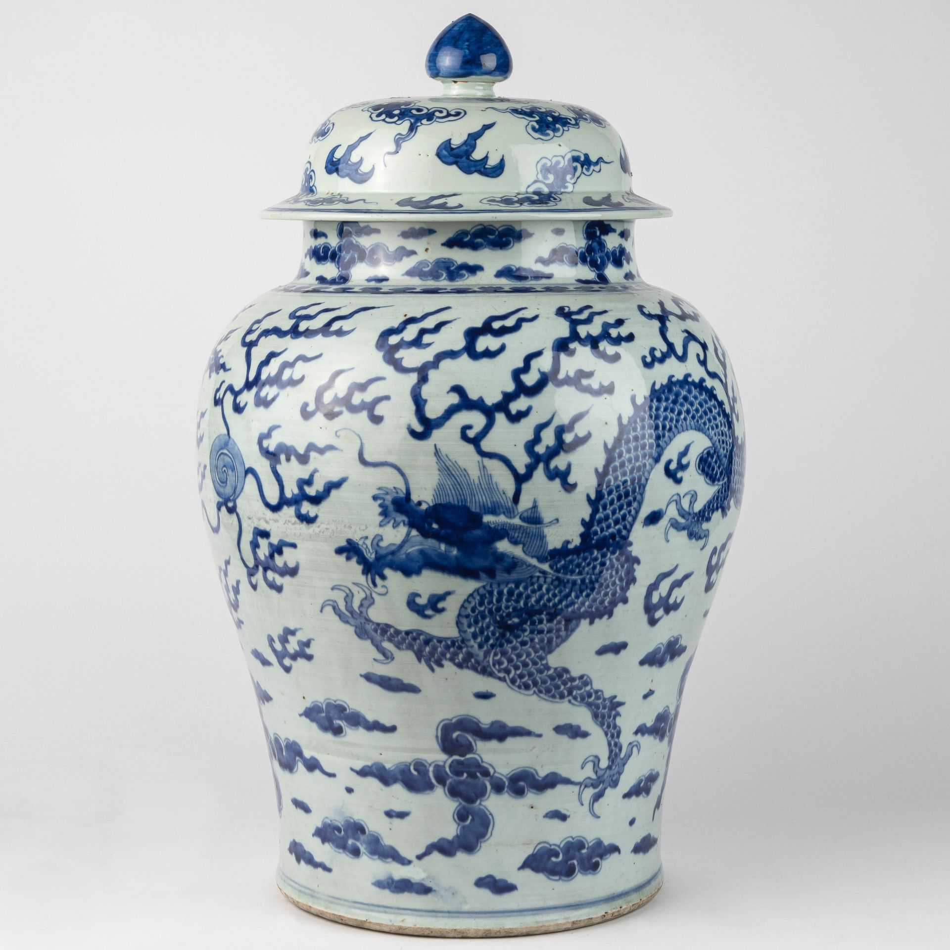 Vase et son couvercle. Chine. Entre 1830-1866. 有顶的花瓶。中国。1830-1866年间。

瓷器。釉里红装饰的云&hellip;