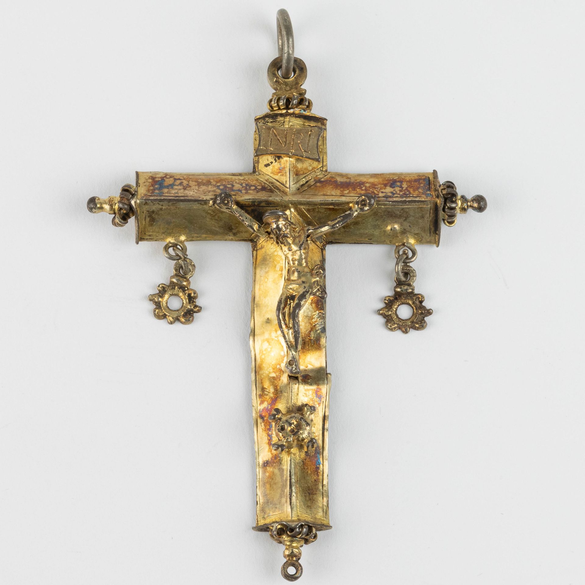 Pendentif avec crucifix. Allemagne. Fin du 15ème siècle. 带十字架的吊坠。德国。15世纪晚期。

鎏金银&hellip;