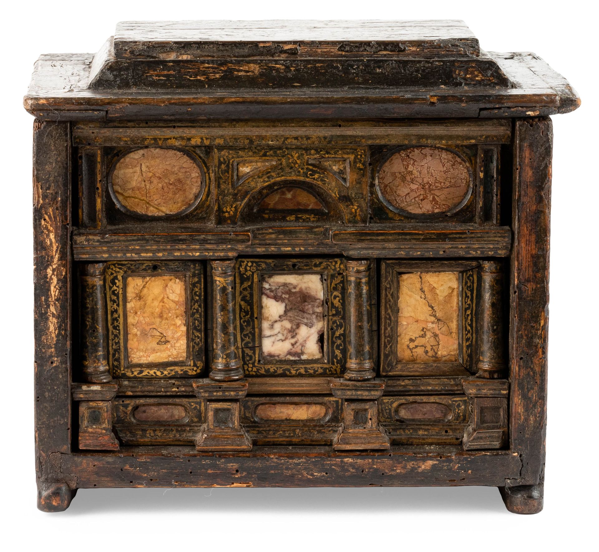 Cabinet à poser. Rome. Fin 16ème siècle. 表柜。罗马。16世纪晚期。

木头。绘画的痕迹。

敞开式踏板上装有四个抽屉，&hellip;