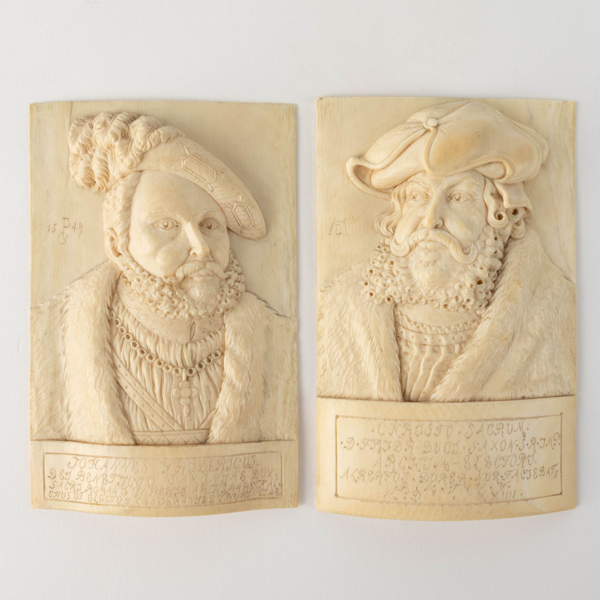 Paire de panneaux en relief avec des portraits d'électeurs. Paire de panneaux en&hellip;