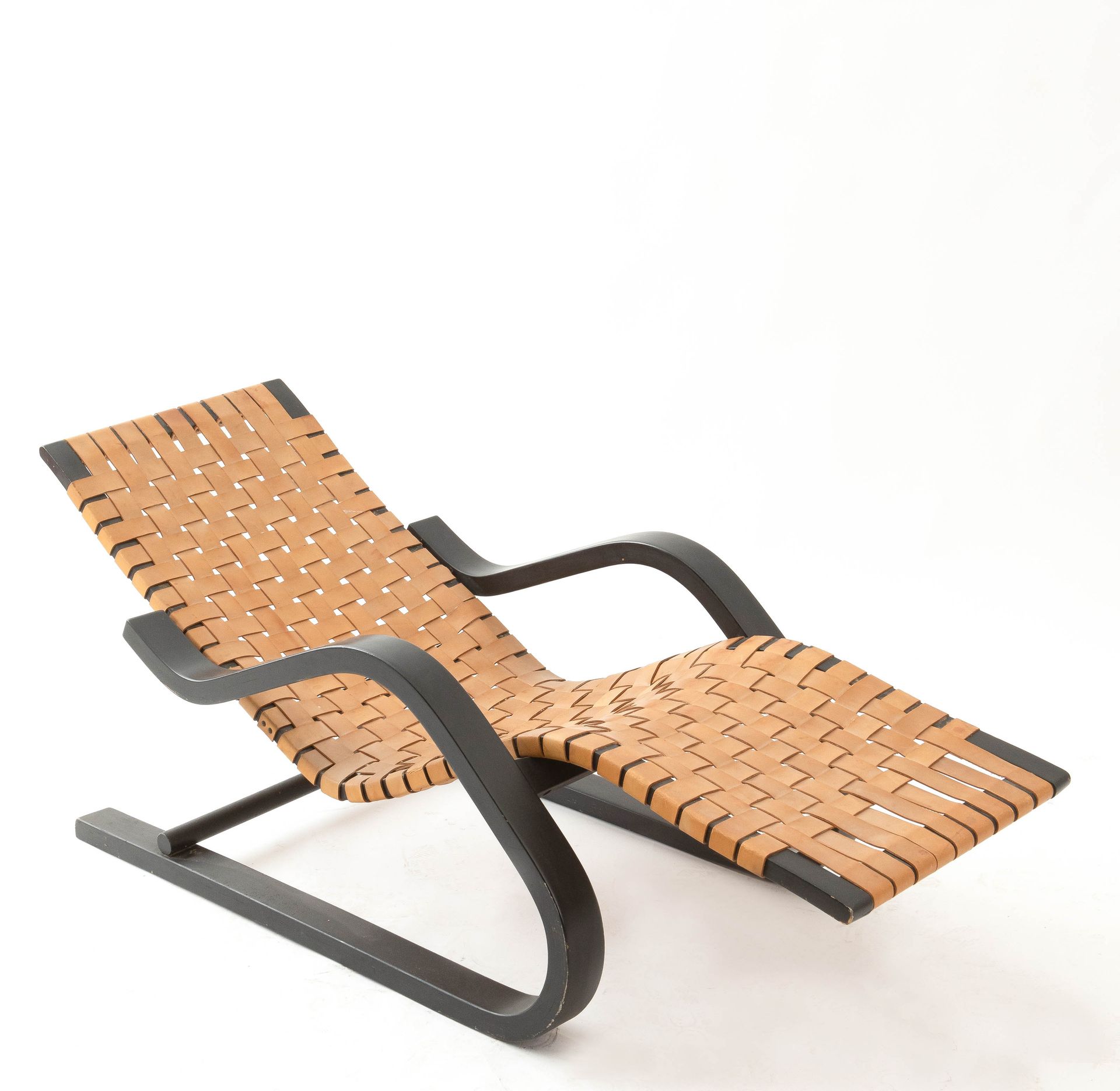 ALVAR AALTO (1898-1976) 休闲椅。43号模型。1937年的设计。后期版本。

桦木结构，涂黑。座椅为浅棕色编织皮革。

使用的痕迹。

6&hellip;