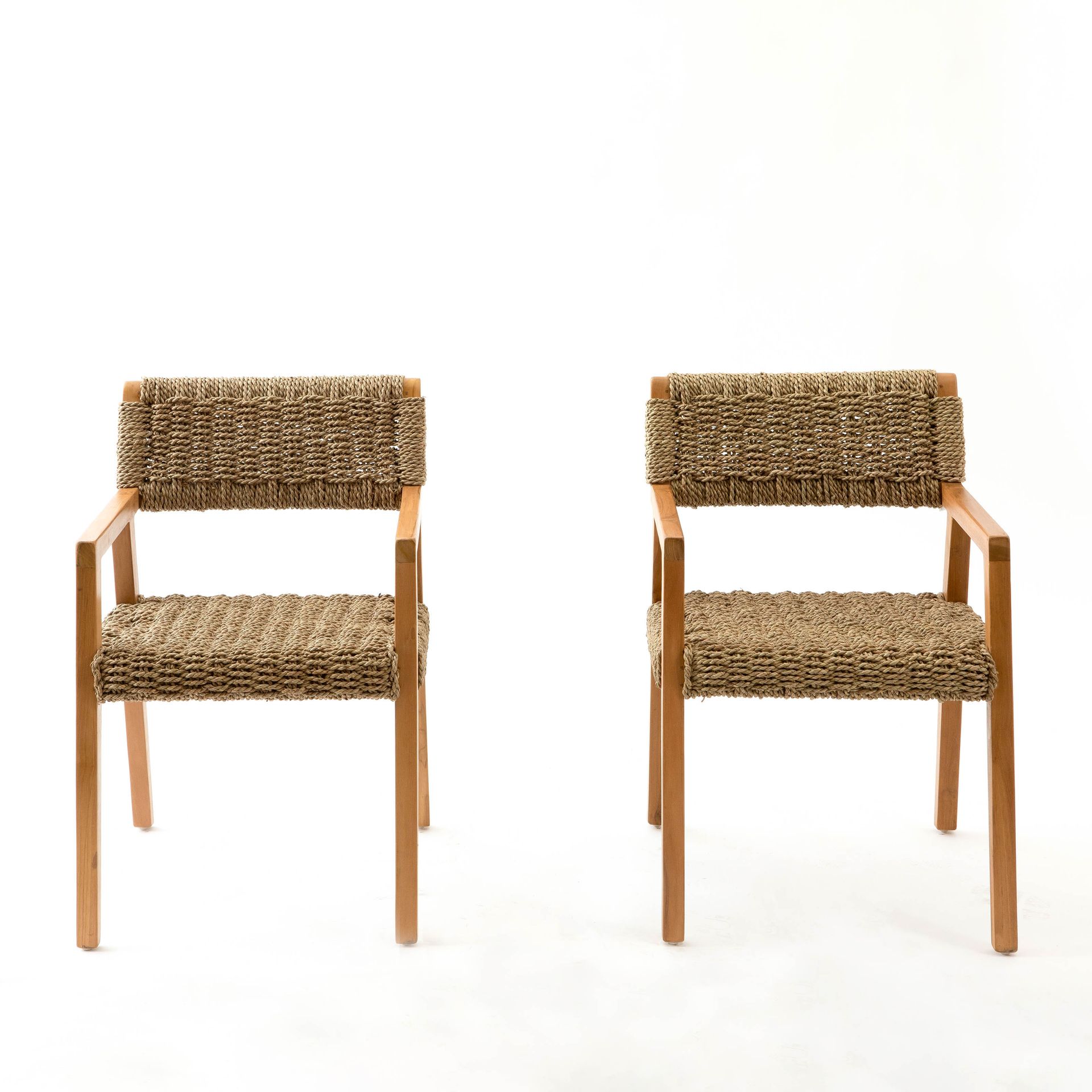 OLIVIER DE SCHRIJVER (°1958)/ ODE'S DESIGN 一对椅子。老板模式。

座椅和背部为编织的海草。柚木结构。

有签名和编号&hellip;