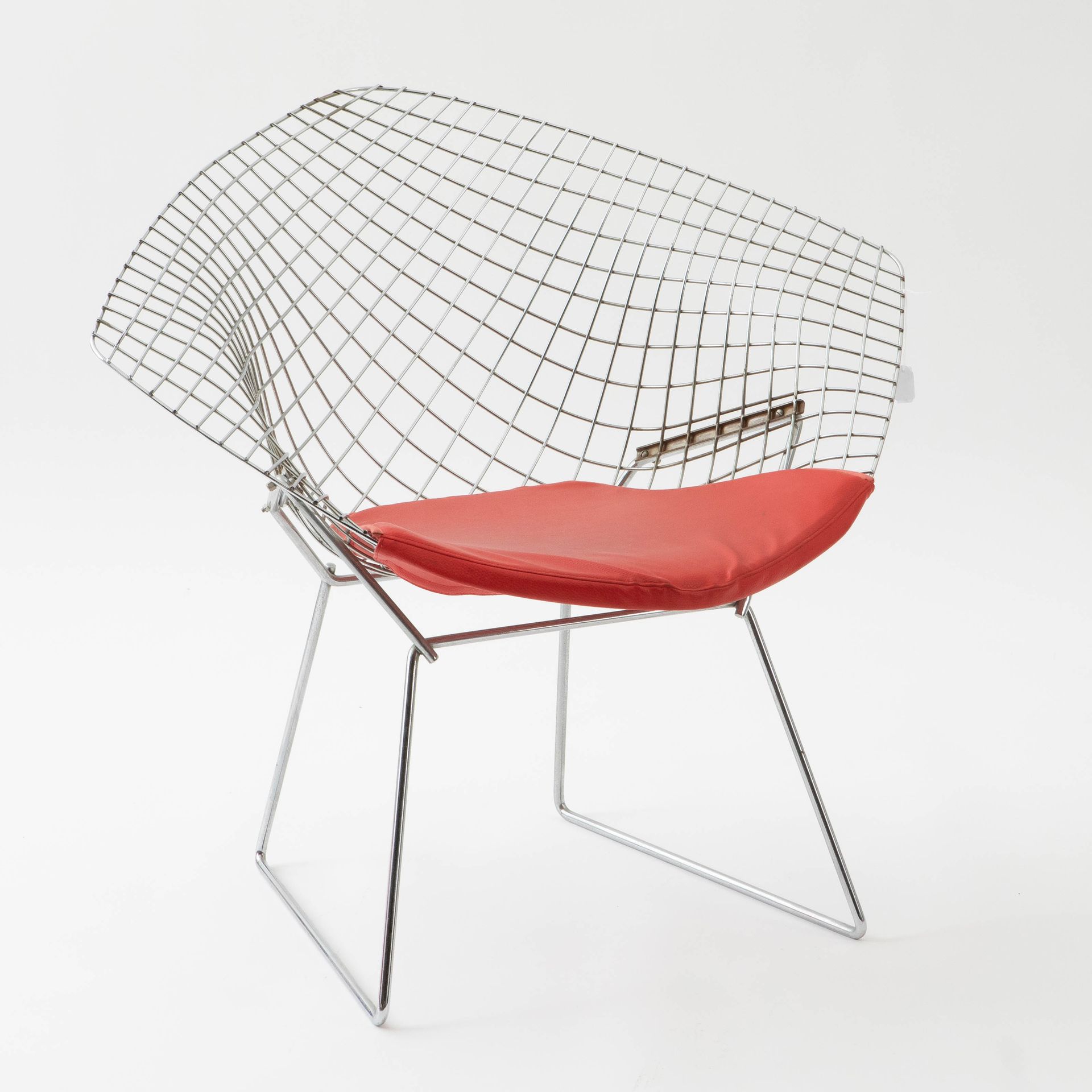 HARRY BERTOIA (1915-1978) / KNOLL '钻石椅'。

扶手椅。1952年的设计。后来的版本。框架为焊接钢结构，杆件为铬合金。红色的&hellip;