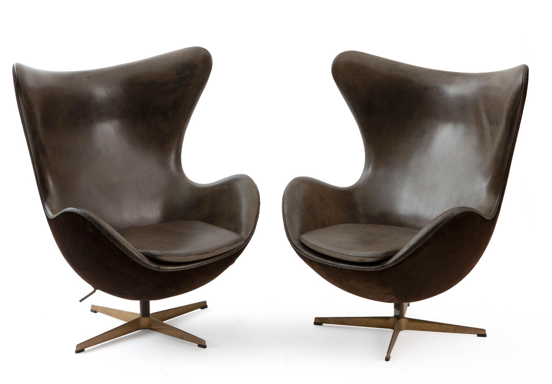 ARNE JACOBSEN (1902-1971) / FRITZ HANSEN 'The Egg', 2008.


Set of two chairs. D&hellip;