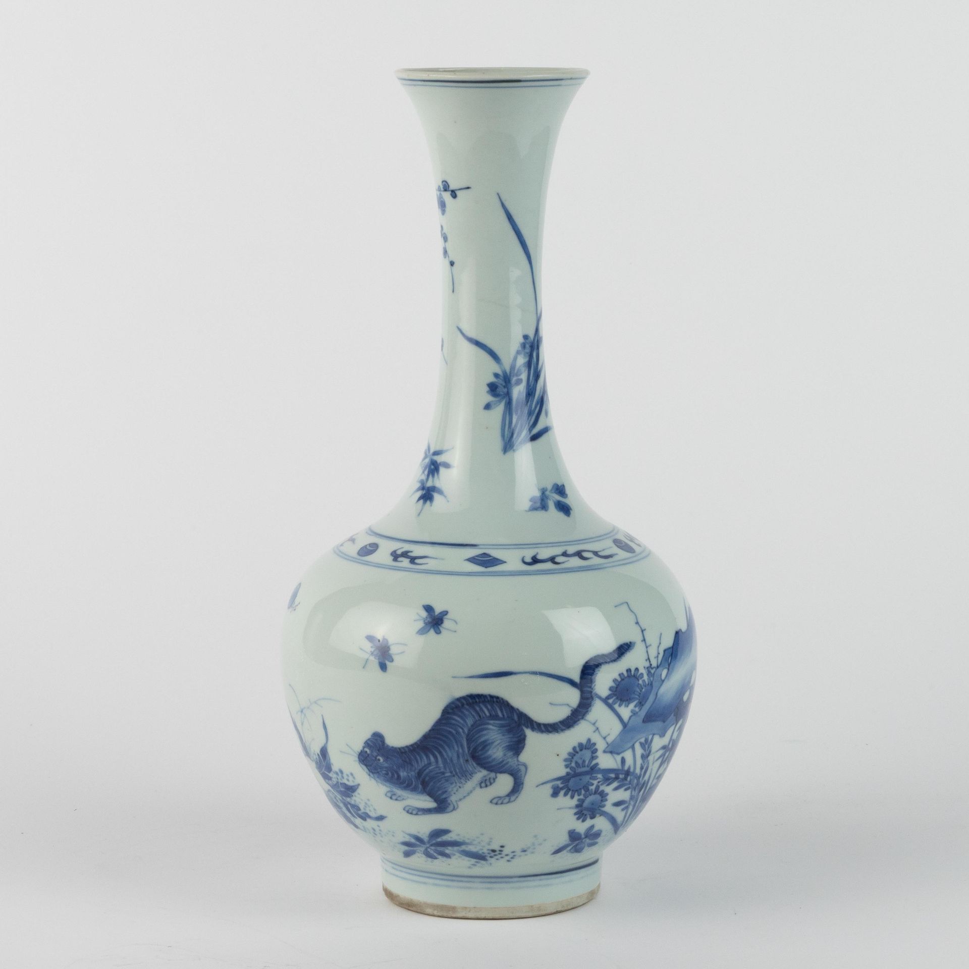Vase en forme de bouteille. Chine. Fin de la dynastie Ming. Période Transition. &hellip;