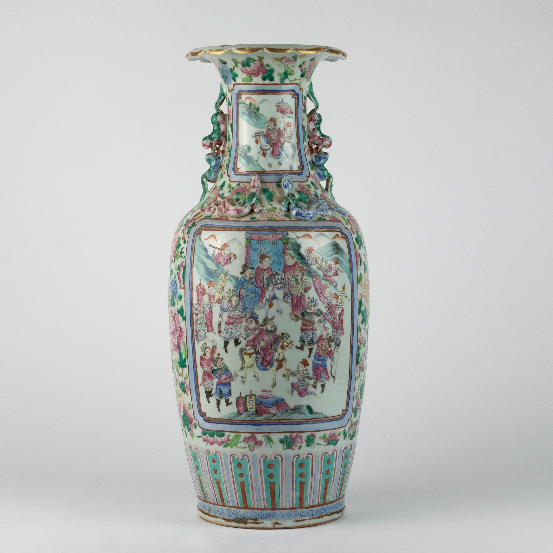 Vase à corps conique et col débordant. Chine. Dynastie Qing. 19ème siècle. Chine&hellip;