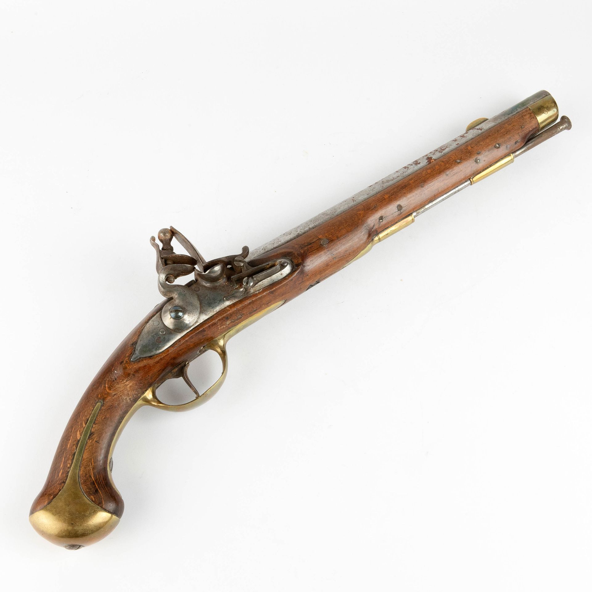 Pistolet à silex. 19ème siècle. 燧石手枪。19世纪。
木头，铁和黄铜。
有拉杆。 
枪管直径：2厘米。
50厘米