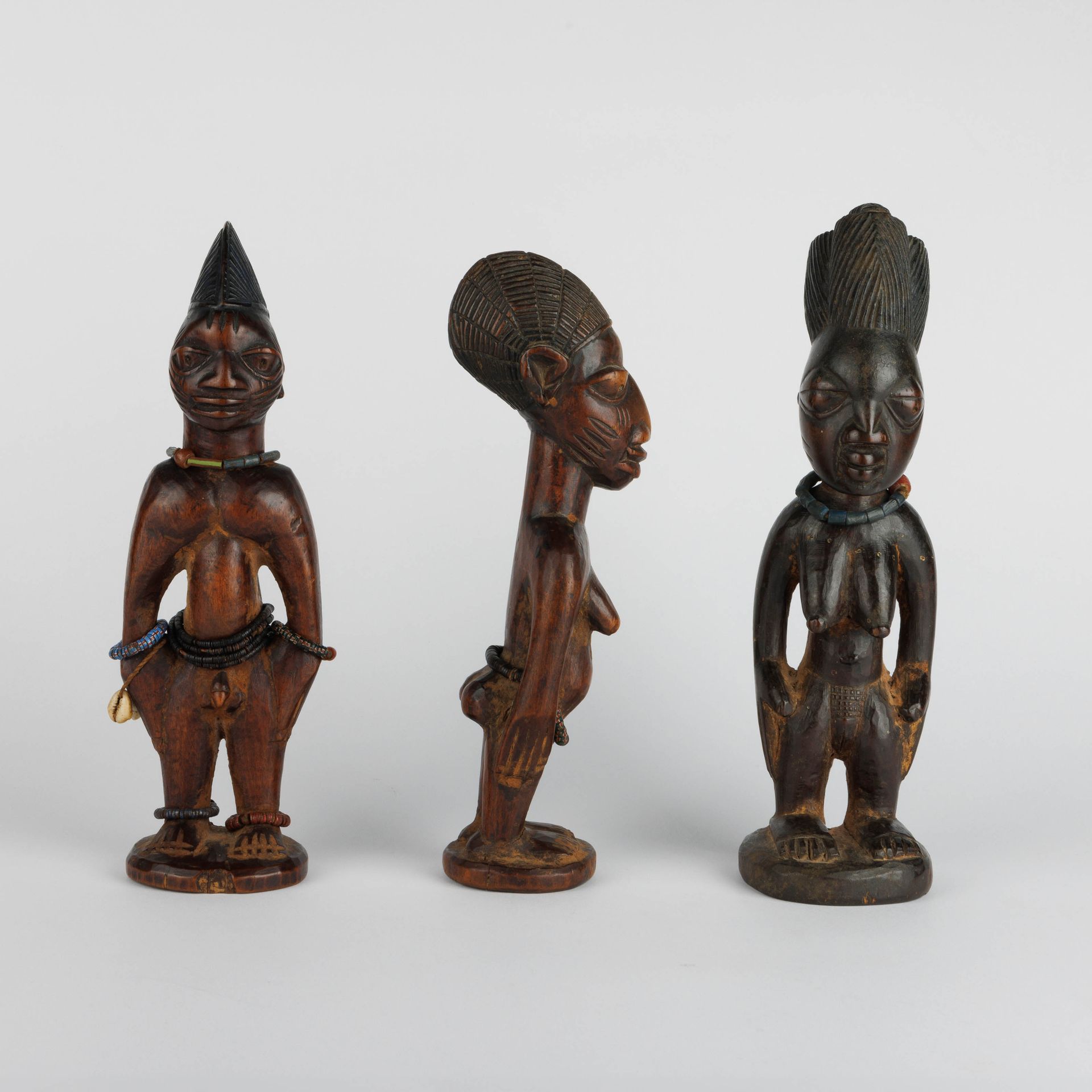 Lot varié de trois statues ibeji, Yoruba, Nigeria. Three Yoruba ibeji figures of&hellip;