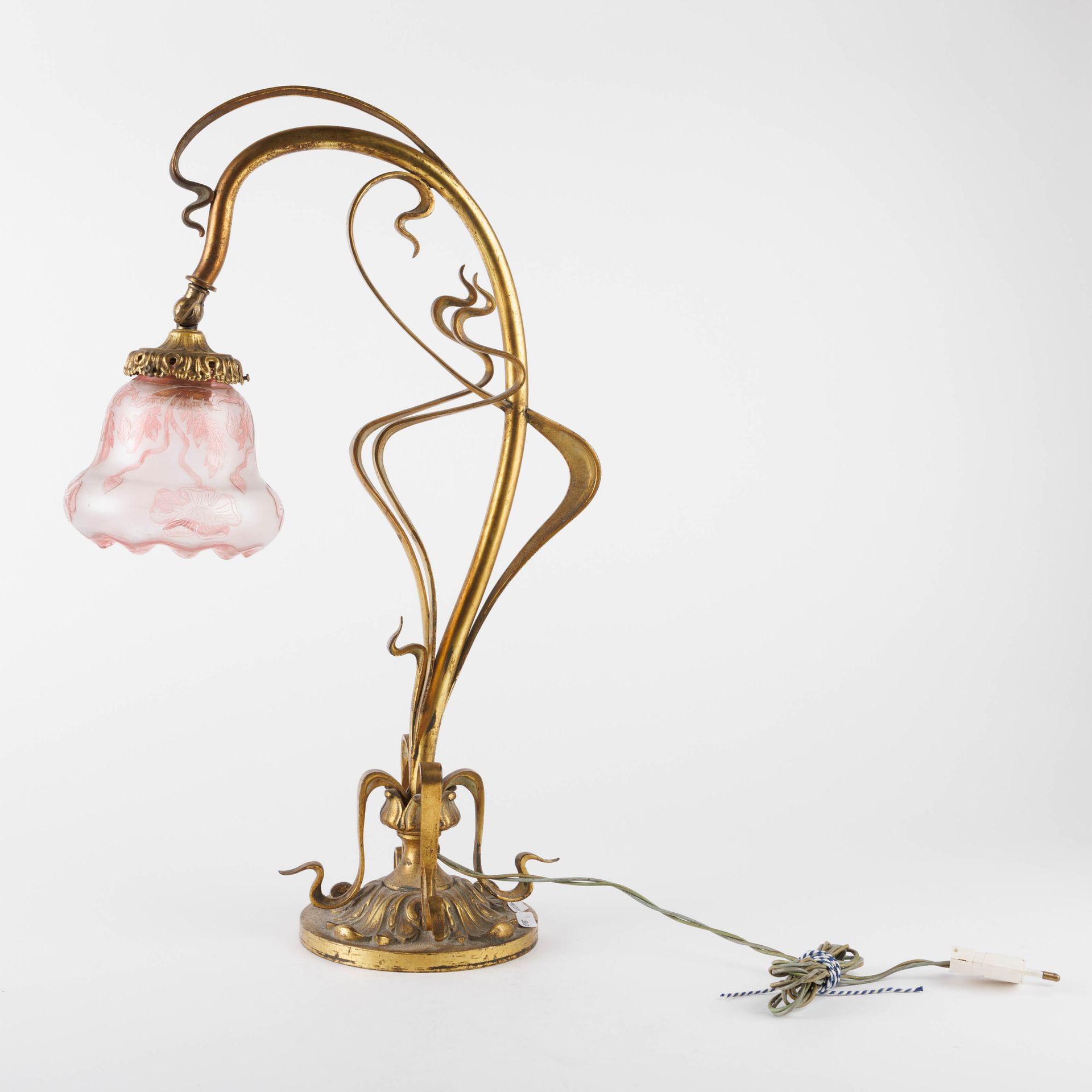 Lampe de chevet. Epoque Art Nouveau. An Art Nouveau-period gilt-bronze and acid-&hellip;