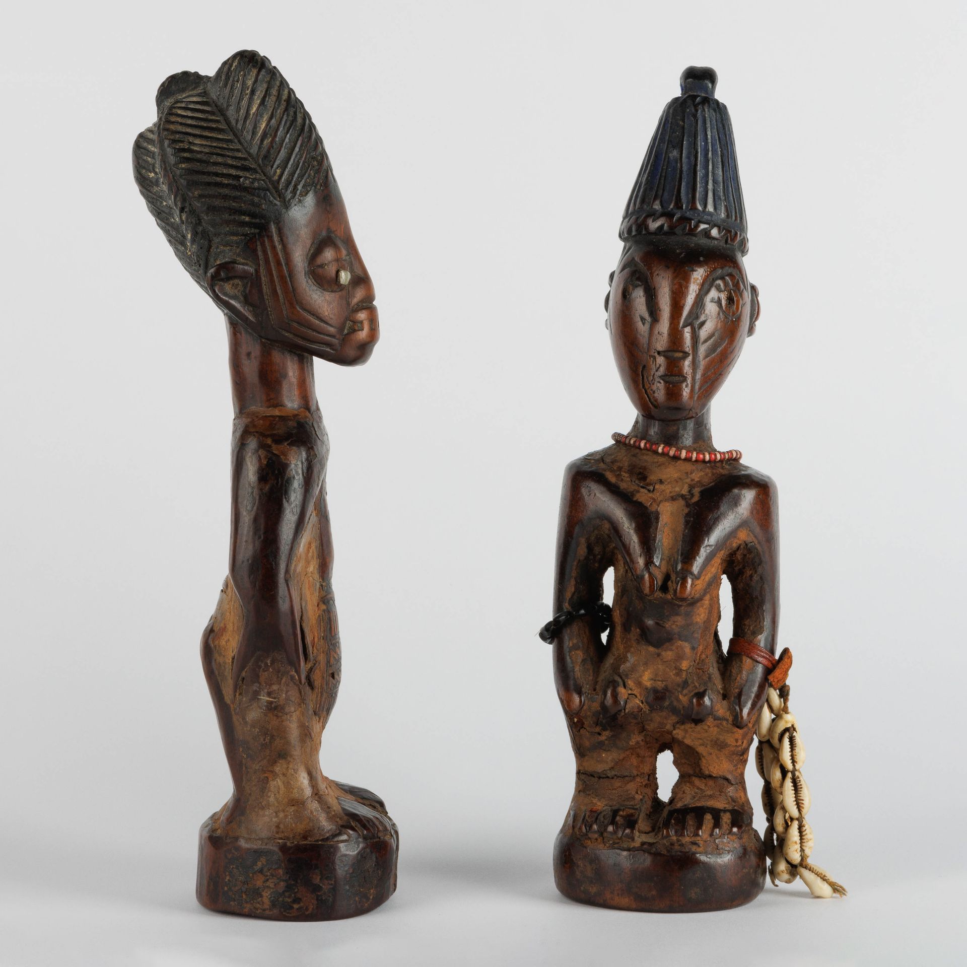 Lot varié de deux statues ibeji, Yoruba, Nigeria. Verschiedenes Lot von zwei Ibe&hellip;