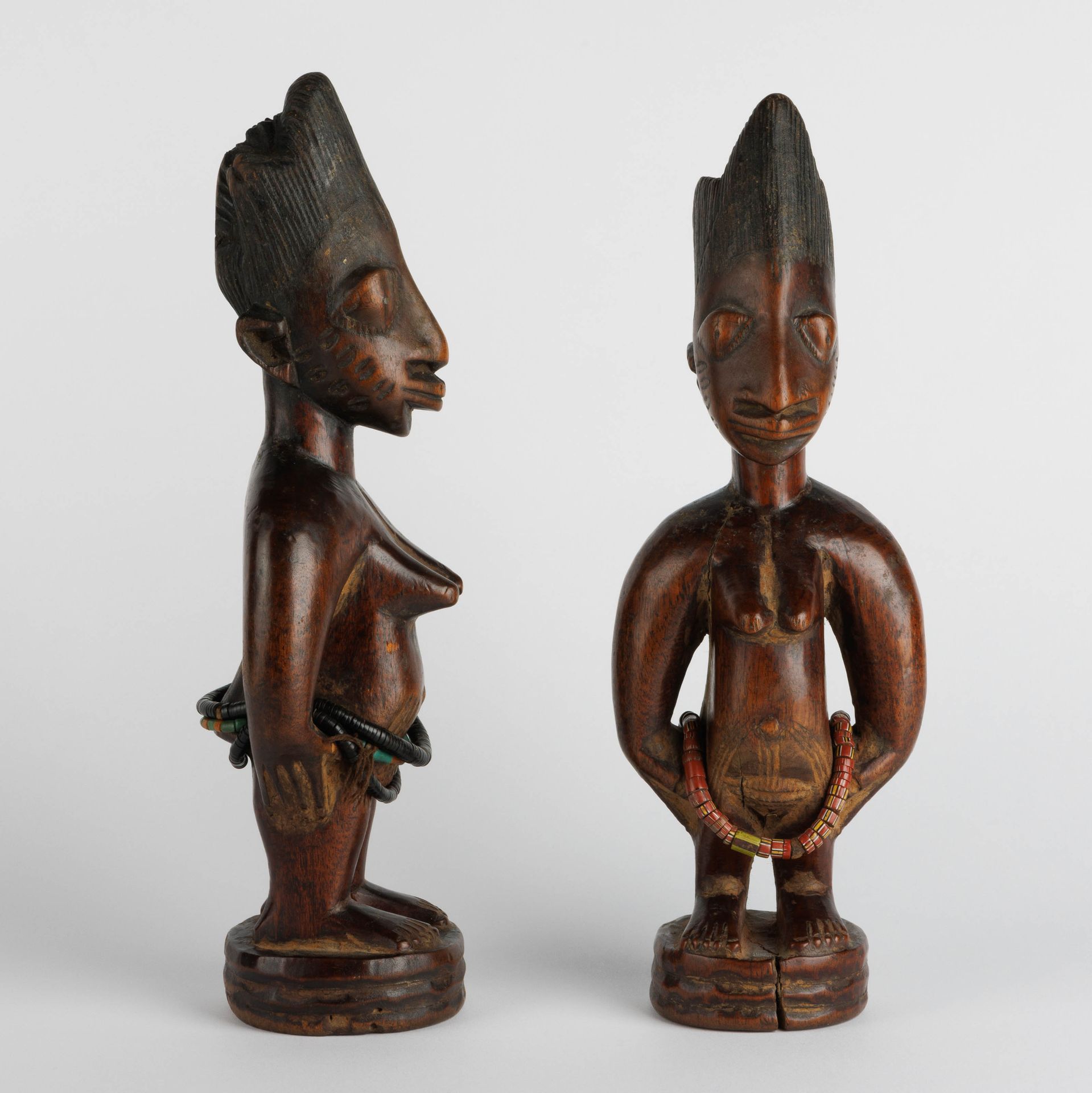 Paire de statues ibeji, Yoruba, Nigeria. Coppia di ibeji, Yoruba, Nigeria.
H.: 2&hellip;