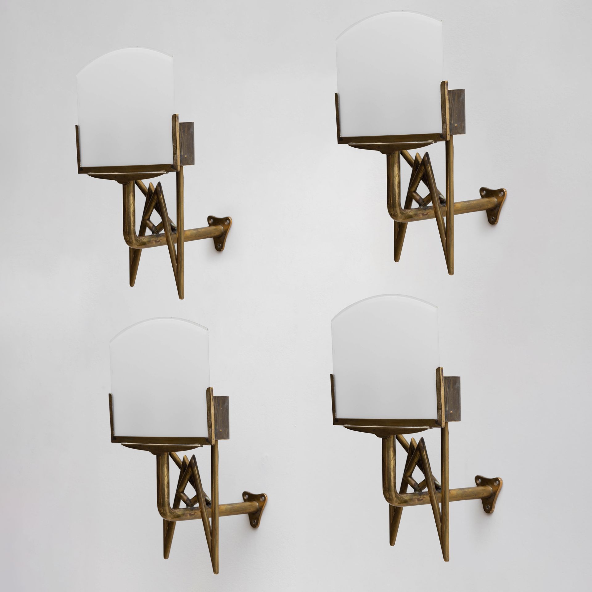 PIETRO LINGERI (1894-1968) Série de quatre luminaires d'applique, à deux bras de&hellip;