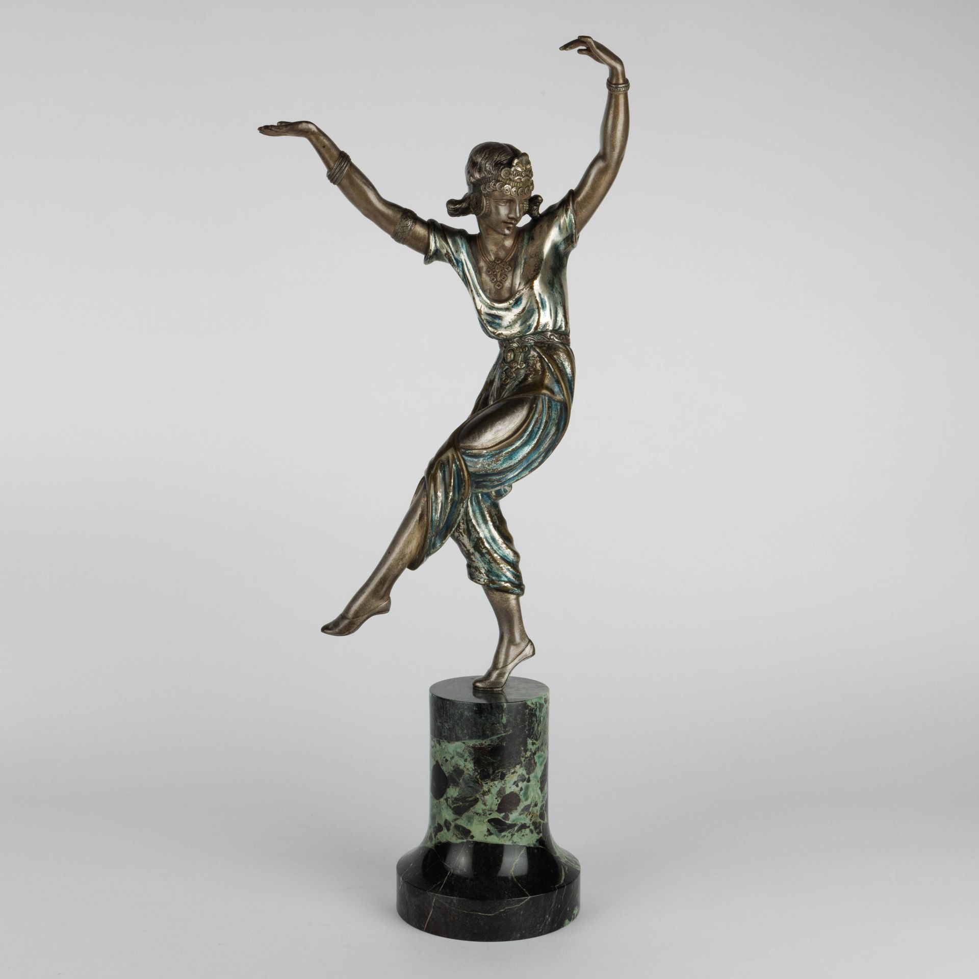 MARCEL BOURAINE (1886-1948) 舞者。装饰艺术时期。
青铜，灰色铜锈。署名 "Matto"。铜锈脱落。 
大理石基座。
高：57.5 厘&hellip;