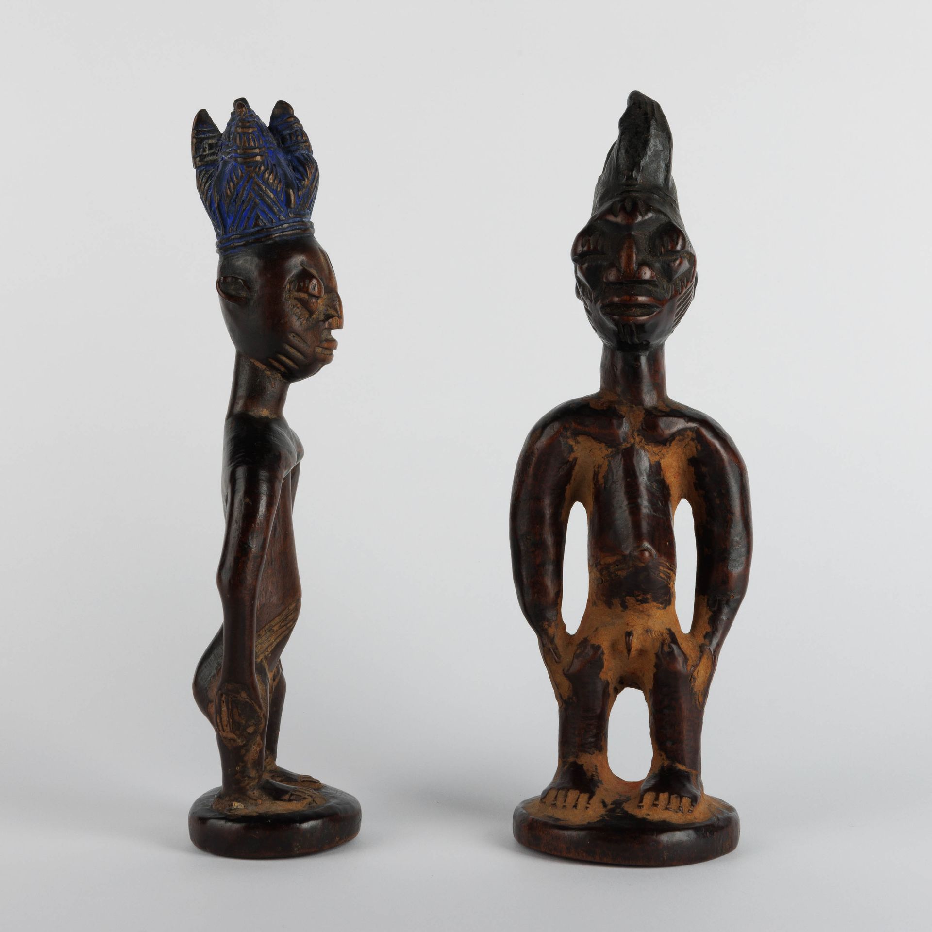 Lot varié de deux statues ibeji, Yoruba, Nigeria. Lotto vario di due ibeji, Yoru&hellip;