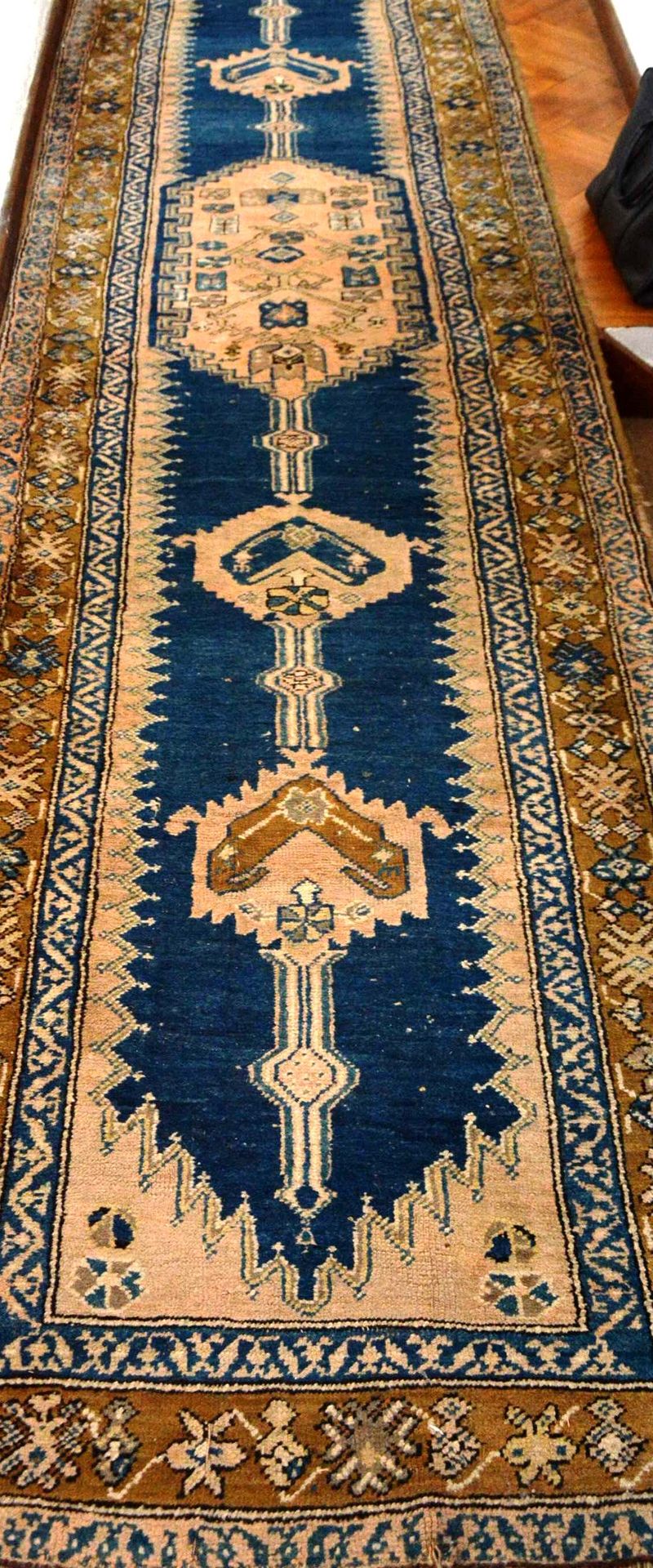 Null 
库尔德地毯（棉质经线和纬线，羊毛绒）。




波斯西北部，约1930-1950年




尺寸：460厘米 x 105厘米

专家：Alexand&hellip;