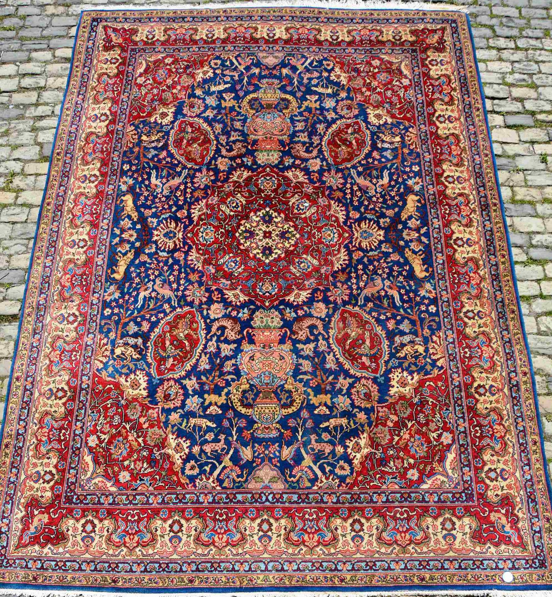 Null 毯子。

Ghoum地毯（棉质经线和纬线，羊毛绒），中波斯，约1930-1950。

地毯上有一个中央红色的奖章，由两个花瓶延伸，在海军蓝的背景上有多&hellip;