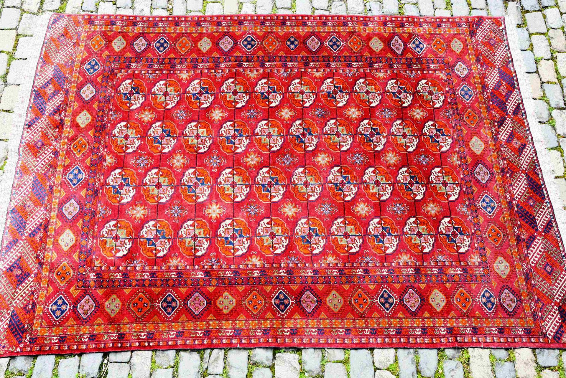 Null 毯子。

土库曼斯坦地毯（经线、纬线和羊毛绒），土库曼斯坦，约1930年。

地毯上有两排红底的Gûlhs装饰。

红色边框上有一连串的奖章，被许多反&hellip;