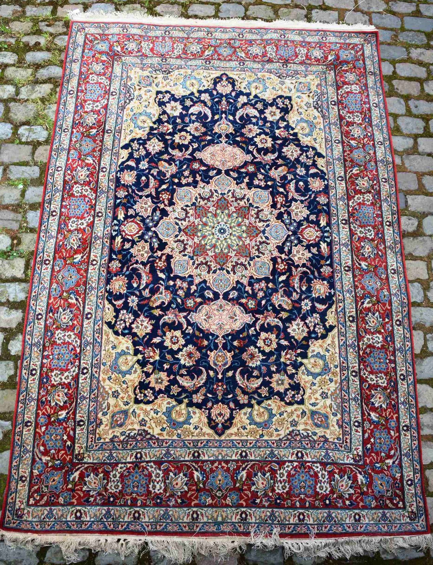 Null 毯子。

伊斯法罕地毯（棉质经线和纬线，羊毛绒），波斯中部，约1930年。

地毯上有一个中央的多色花环，由两个垂饰延伸，在海军蓝的背景上，象牙色的背&hellip;