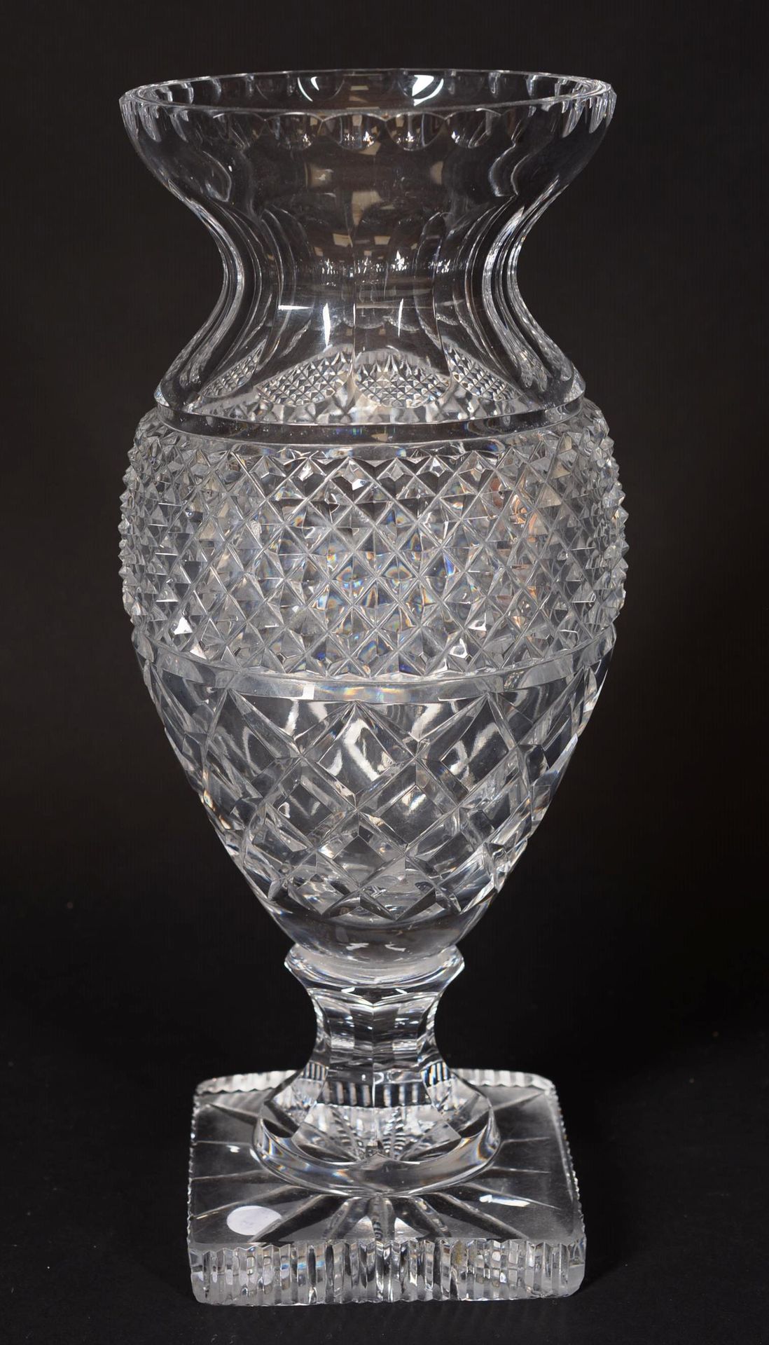 Null Vonêche切割水晶柱形花瓶。

在一个方形的底座上，切割的身体和喇叭形的颈部。

19世纪的作品。

高：30.5厘米