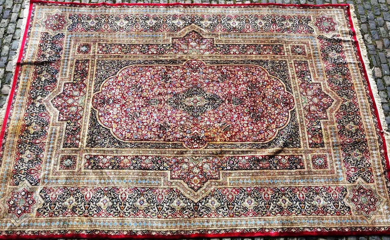 Null 毯子。

伊朗。

尺寸：300厘米×400厘米。

1954年，伊朗国王向弗朗索瓦医生赠送地毯，以感谢他的眼科干预。