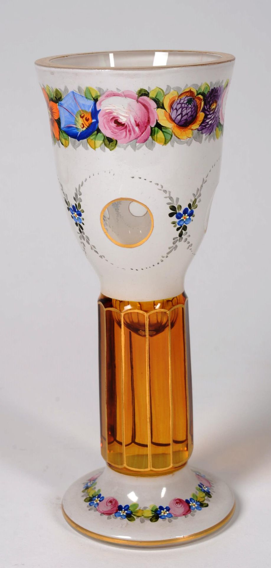 Null 大玻璃杯或白色乳白色覆膜水晶，有彩绘花朵，圆形底座和黄/棕色内衬水晶轴。镀金线。

波西米亚，19世纪。

高度：20厘米