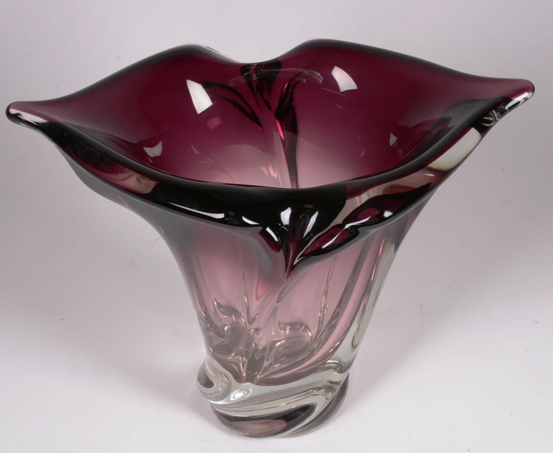 Null 圣-兰伯特（Val Saint Lambert）

嘴唇 "花瓶，红色内衬水晶。

尺寸：25厘米 x 32厘米