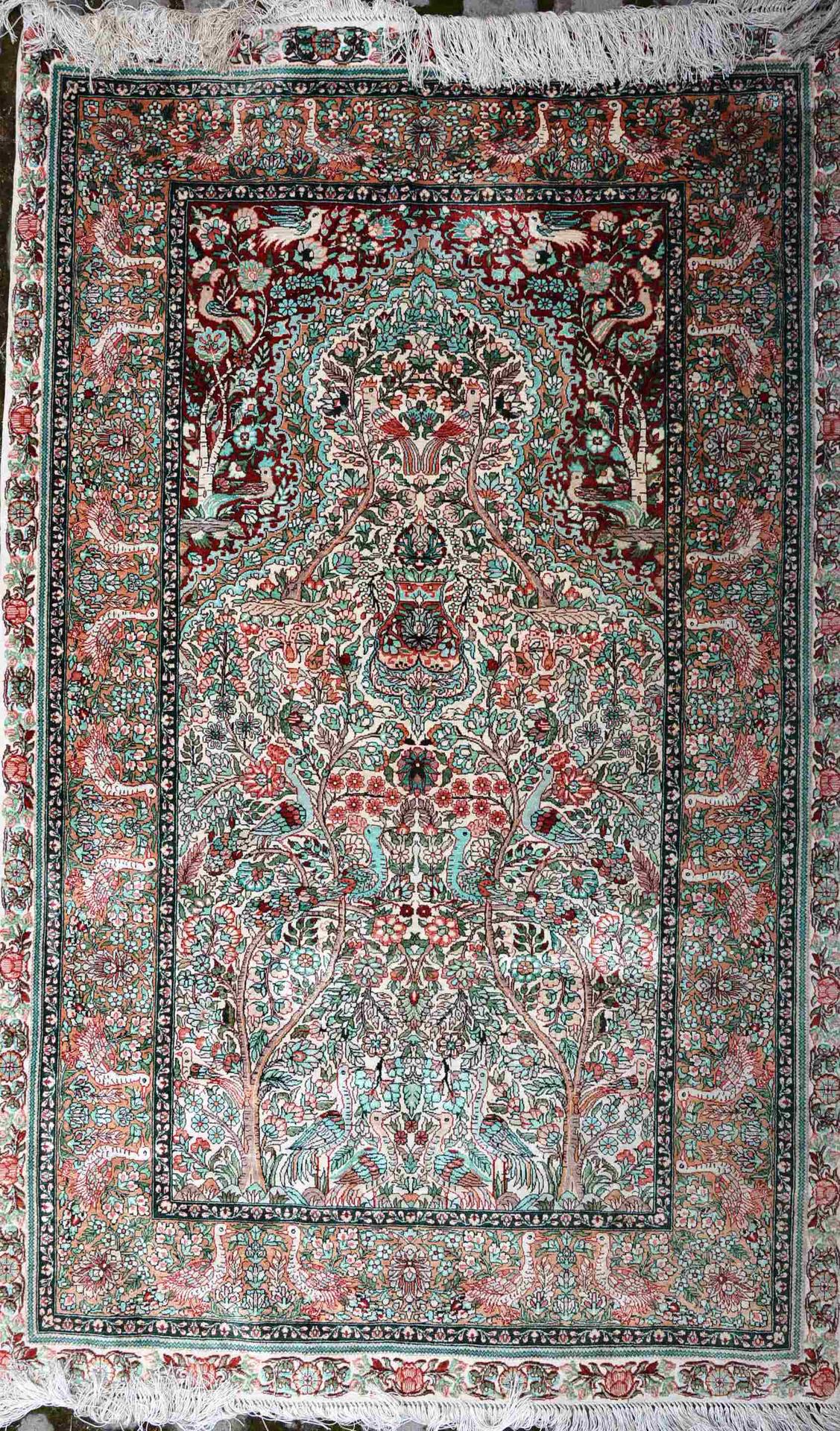 Null 毯子。

特布里兹地毯（棉质经线和纬线，羊毛绒），波斯西北部，约1930年。

地毯上装饰着一个象牙色的多角形mihrab，上面有一个大花瓶和红底鸟巢&hellip;