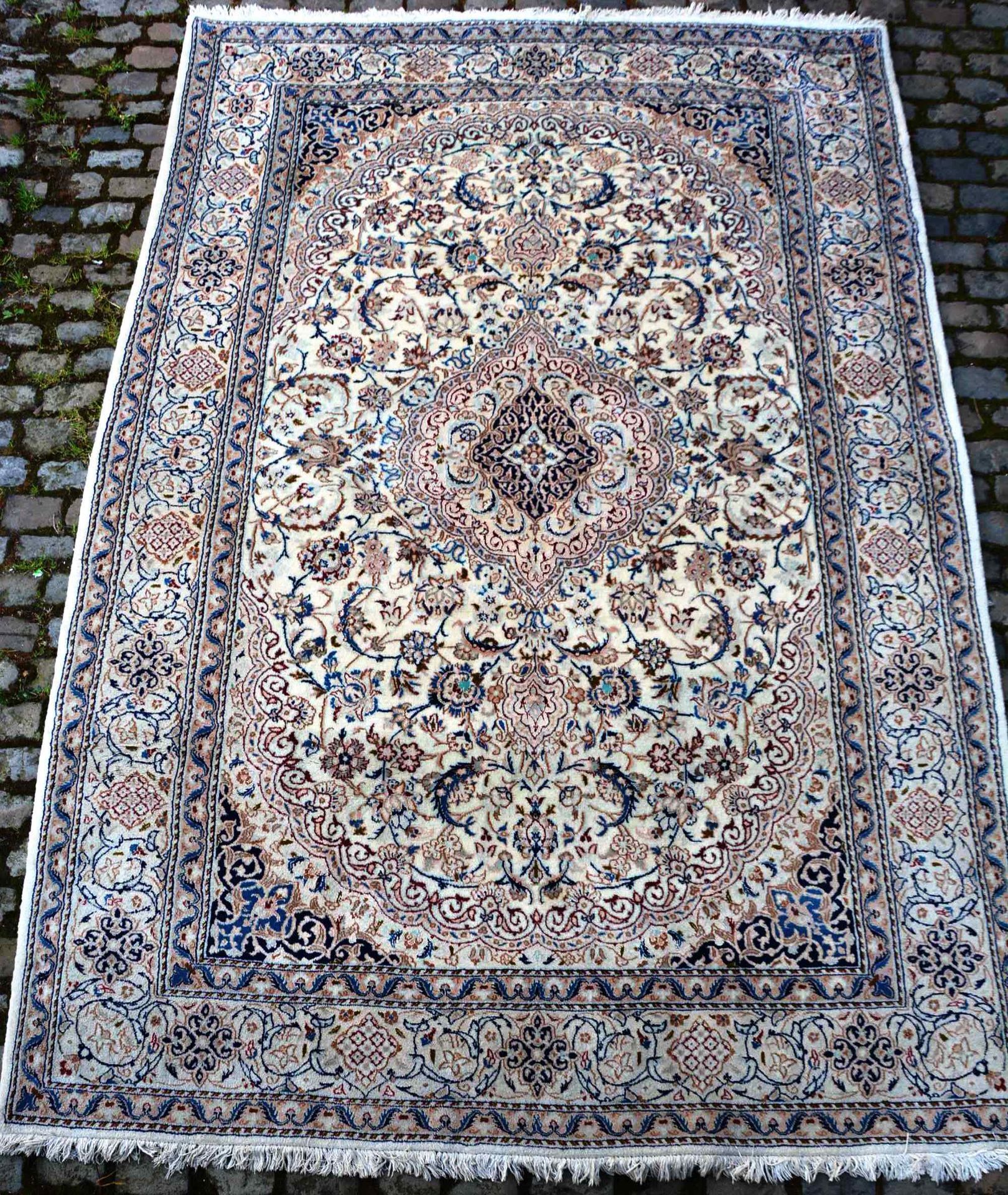 Null 毯子。

矮小的丝花地毯（棉质经纬线，羊毛丝绒和丝花），波斯中部，约1930年。

状况良好。

尺寸：146厘米x79厘米