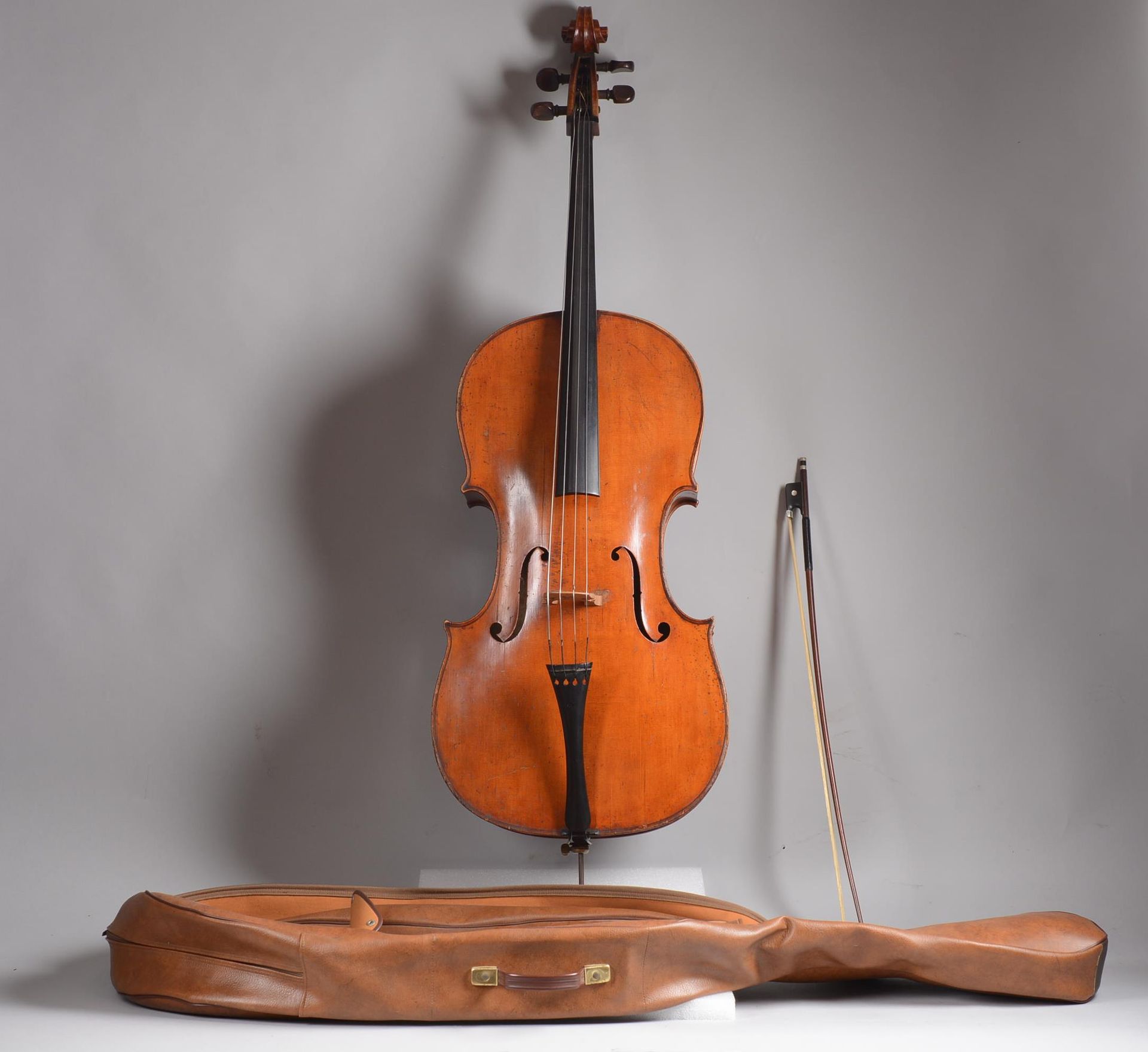 Null 50年代的大提琴，有琴盖和琴弓