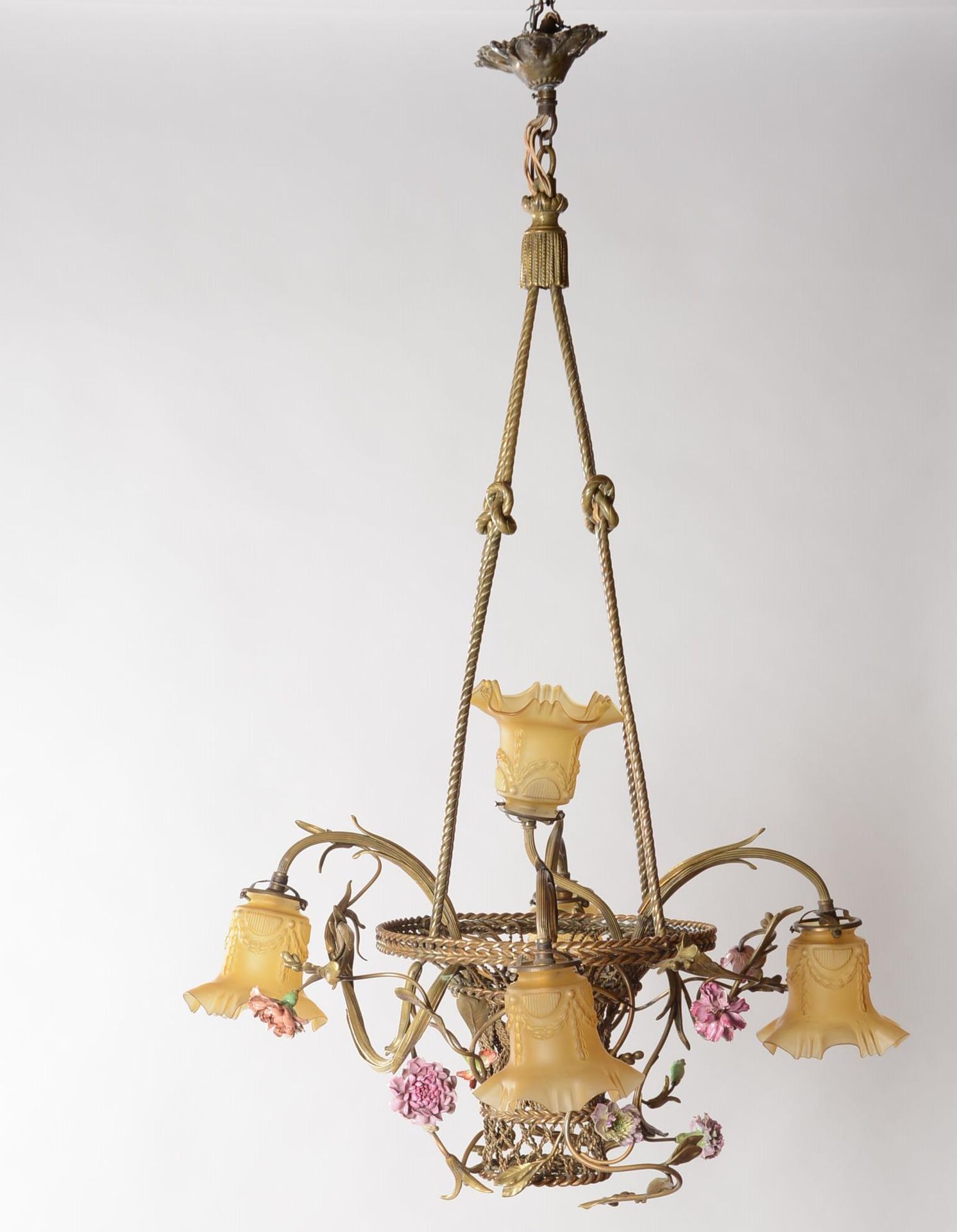 Null 迈森风格的篮子吊灯，镀金青铜，装饰着柳条和五个植物臂，用不透明的玻璃器皿完成。四个模拟字符串的立柱在一个中心点连接。

20/30年的工作。

尺寸：&hellip;