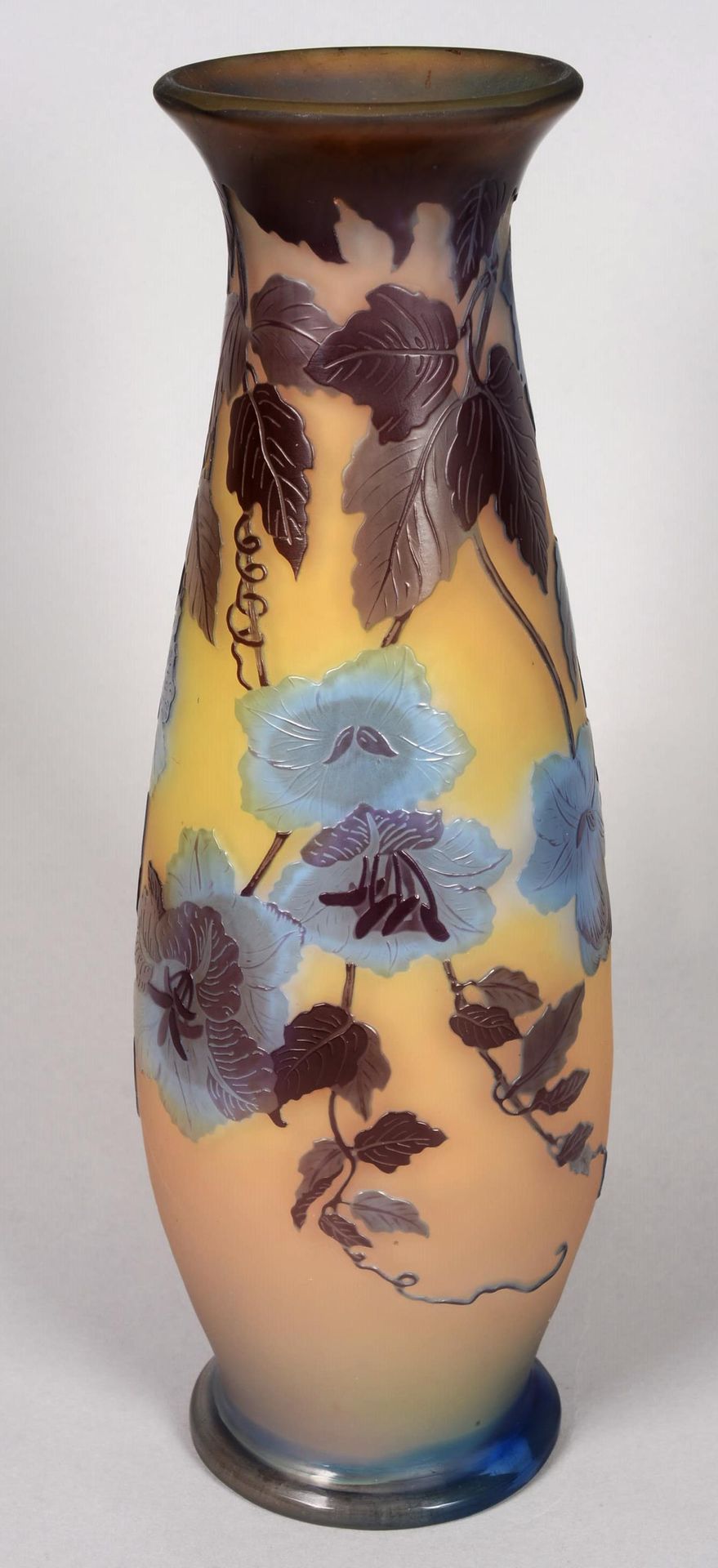 Null 埃米尔-加莱(1846-1904)

一个多层次的玻璃花瓶，呈柱状，在淡黄色的背景上有酸性蚀刻的落花和叶子的装饰。签名。

高：33厘米
