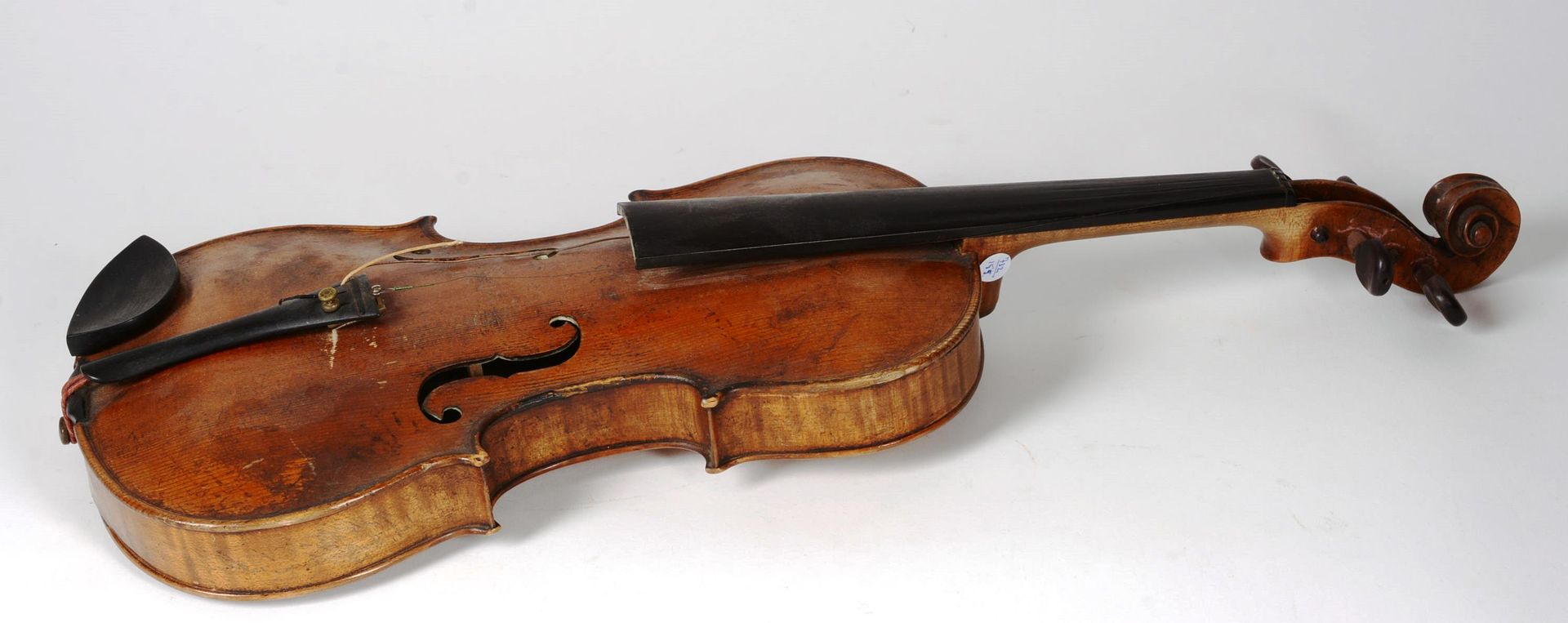 Null Violon en épicéa commun à fibres rectilignes.

Travail circa 1900.

Dans l'&hellip;