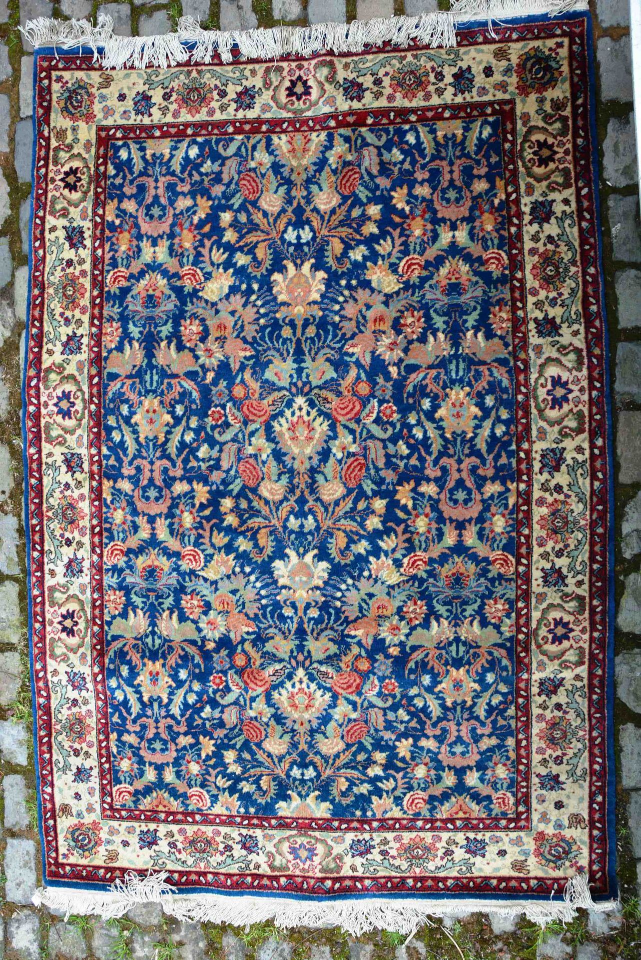 Null 毯子。

特布里兹地毯（棉质经线和纬线，羊毛绒），波斯西北部，约1930年。

地毯上装饰着优雅的多色风格化花卉图案，背景为蓝色。 一个象牙色的花环边&hellip;
