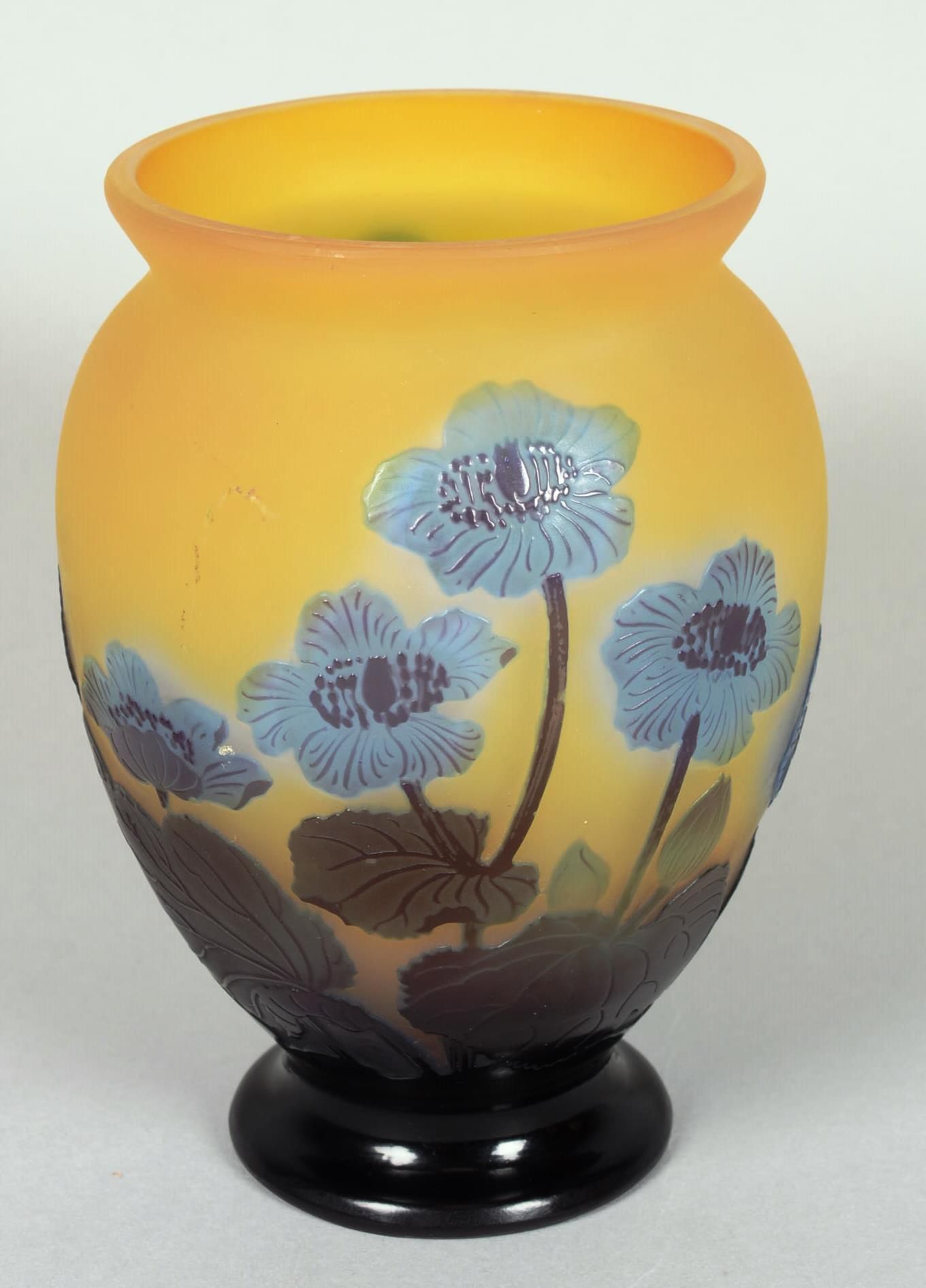 Null 埃米尔-加莱(1846-1904)

多层玻璃花瓶，在淡黄色的背景上有酸性蚀刻的花枝和叶子的装饰。

身体上有Gallé的签名。

高：15厘米