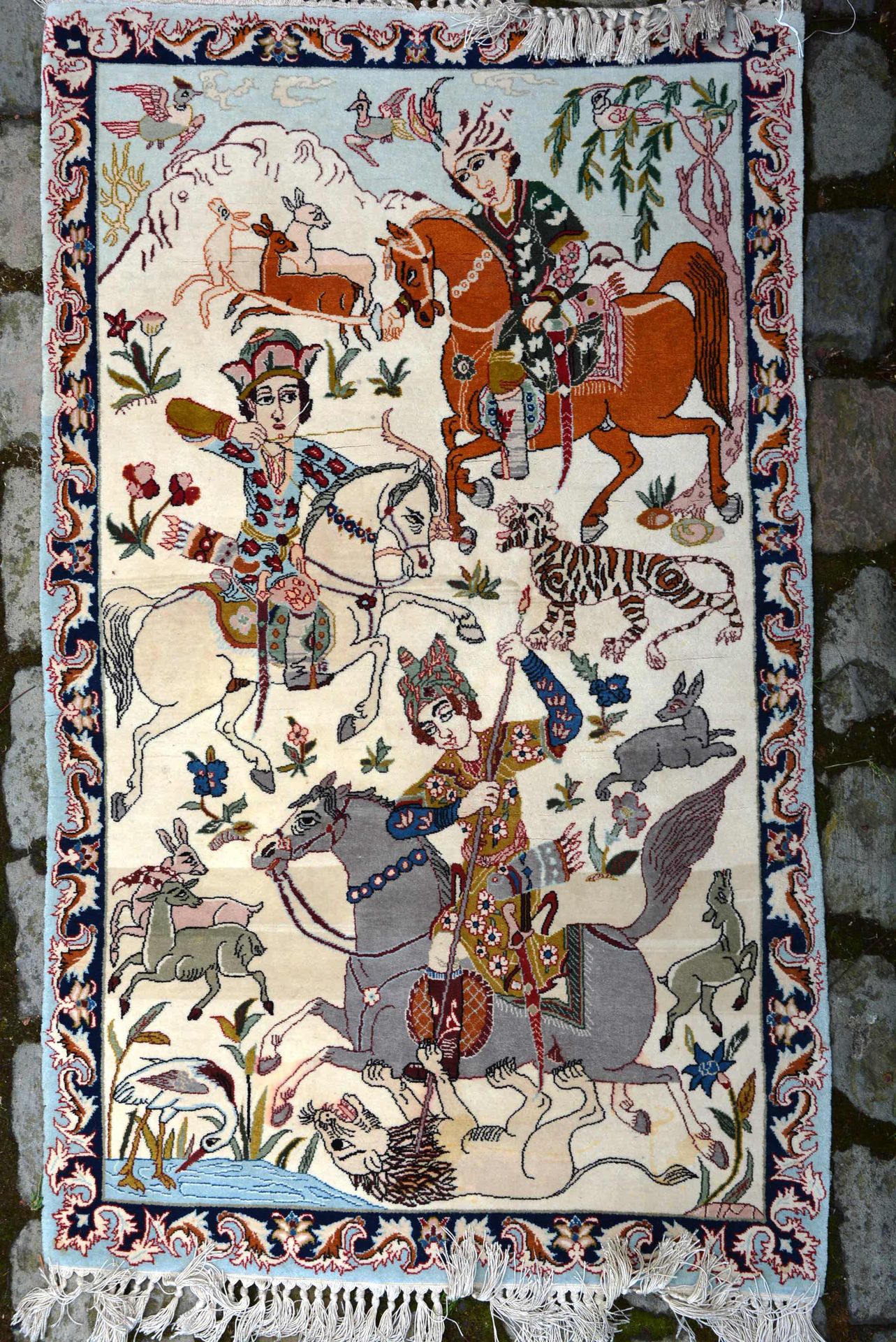 Null 毯子。

伊斯法罕地毯（丝质经线，棉质纬线，"kurk "羊毛绒），波斯中部，约1930年。

地毯上装饰着打猎的骑士、池塘边的鸟和象牙背景的动物。整&hellip;
