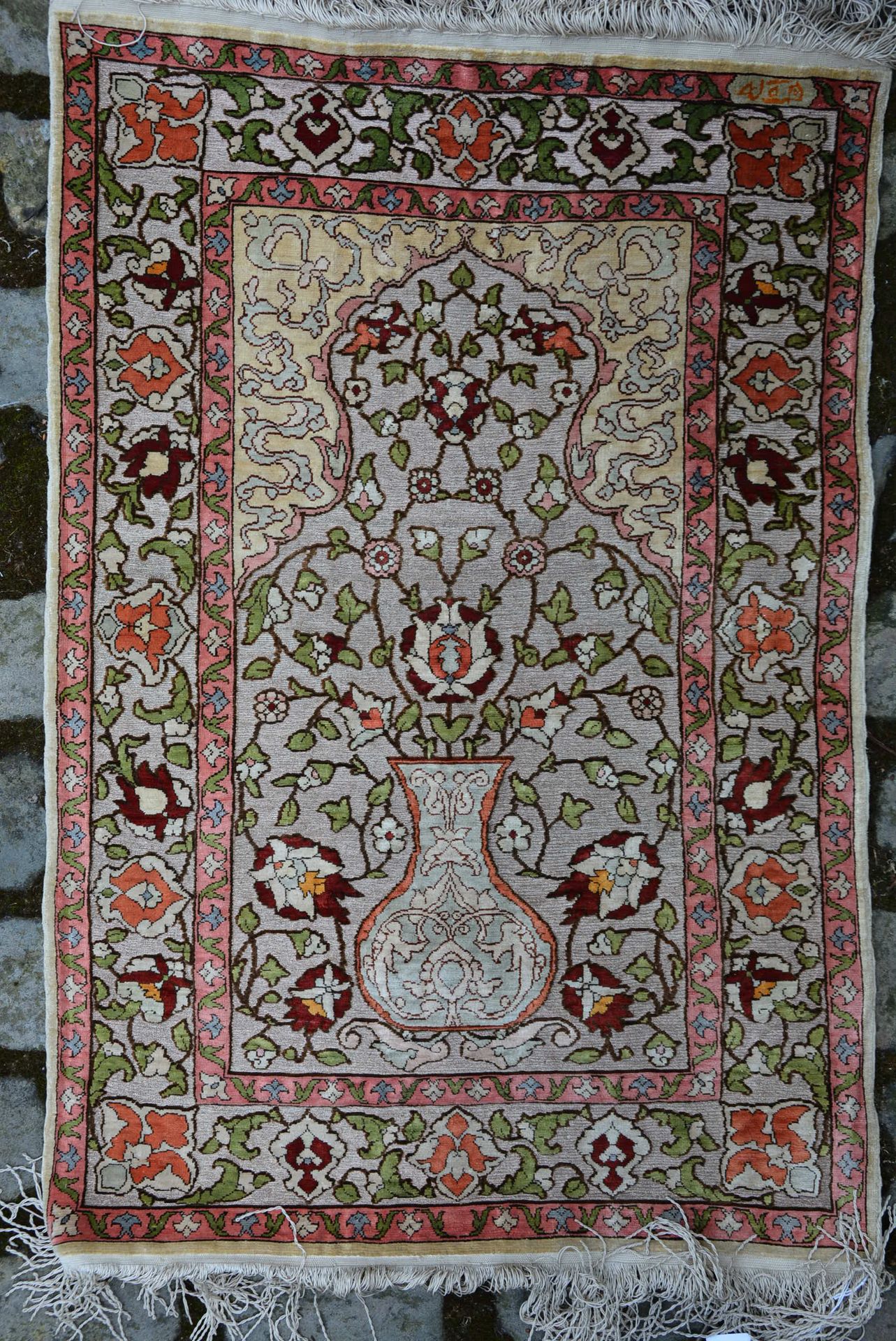 Null 毯子。

有金属线的Hereké地毯（经线、纬线和羊毛绒），土耳其西部，约1930年。

该地毯在其中一个柜台的边框上有一个手写签名

状况良好。

&hellip;