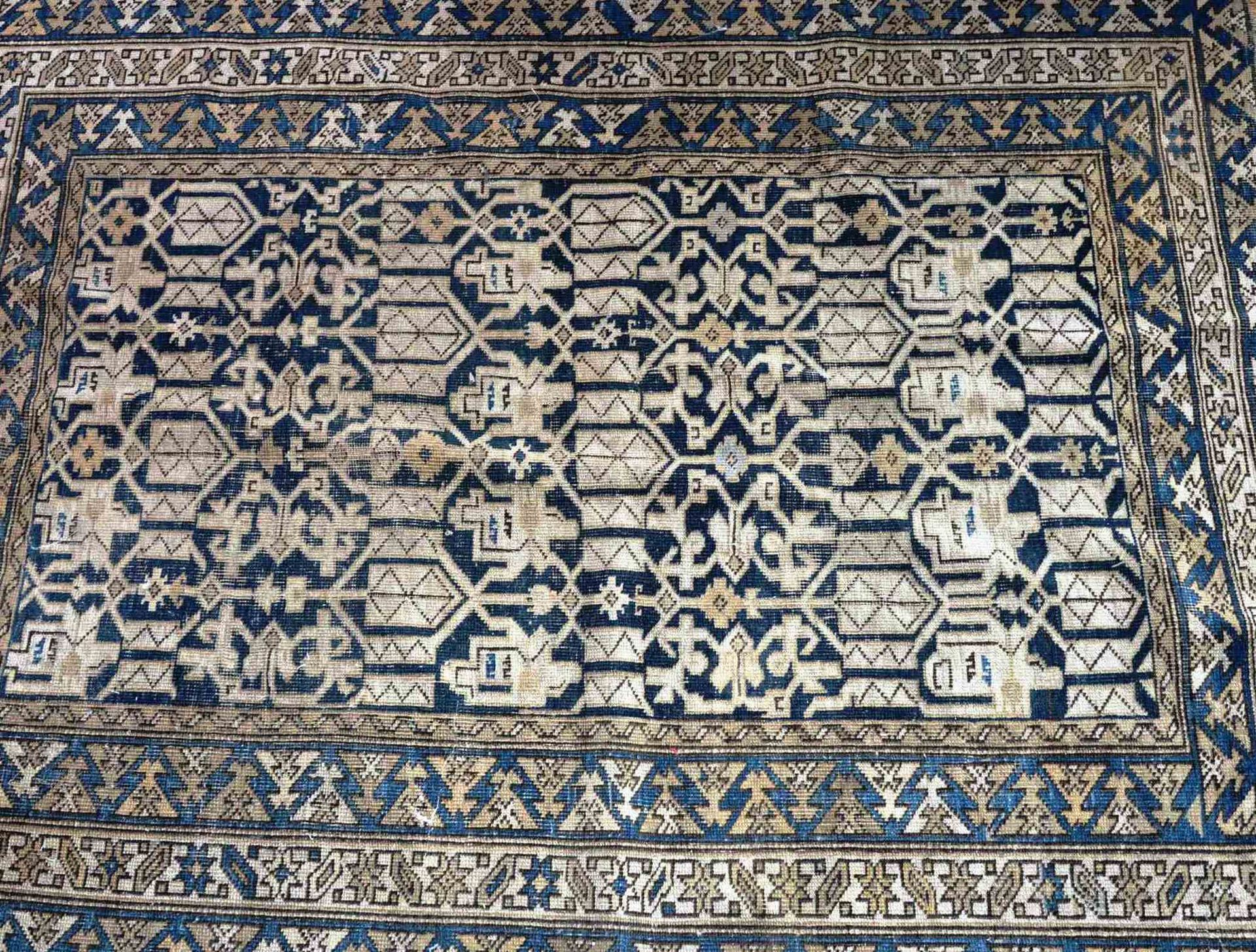 Null 高加索地毯（经线、纬线和羊毛绒）。

原因，约1930年。

轻微的磨损和撕裂。

尺寸135厘米×105厘米。