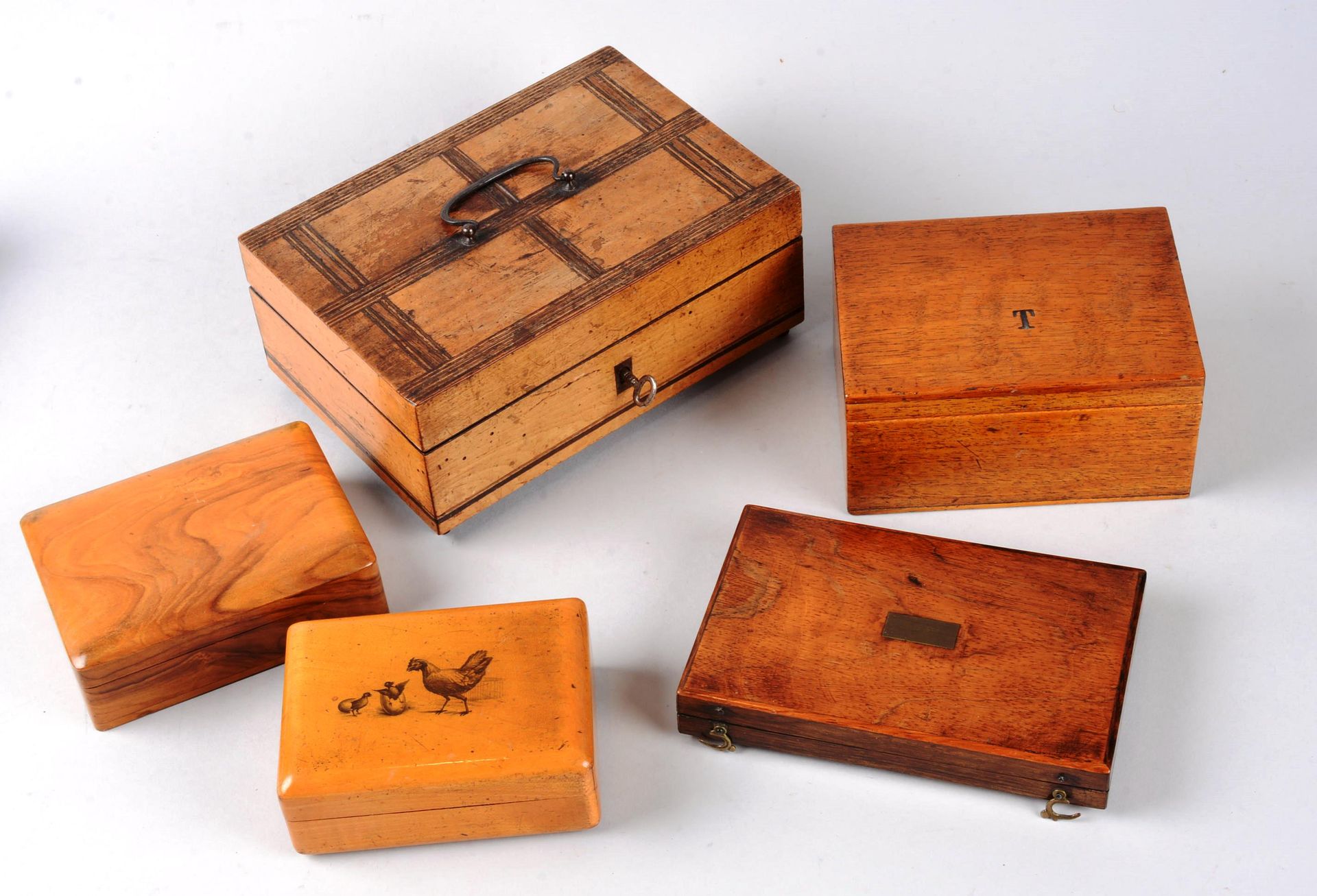 Cinq boîte en bois Suite de cinq (5) boîtes en bois d'usage et format divers