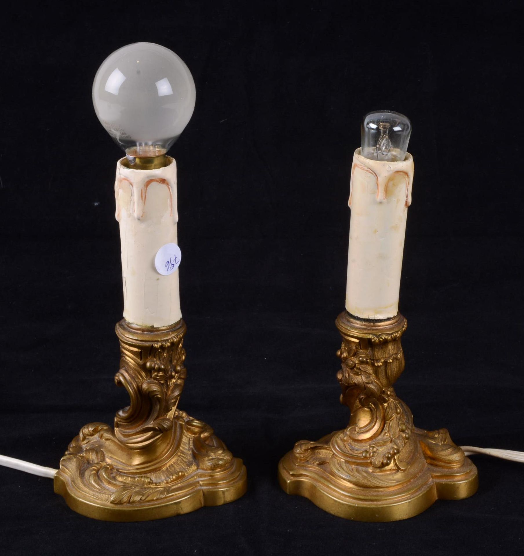 Paire de bougeoirs de style Louis XV Paire de bougeoirs montés en lampe de style&hellip;