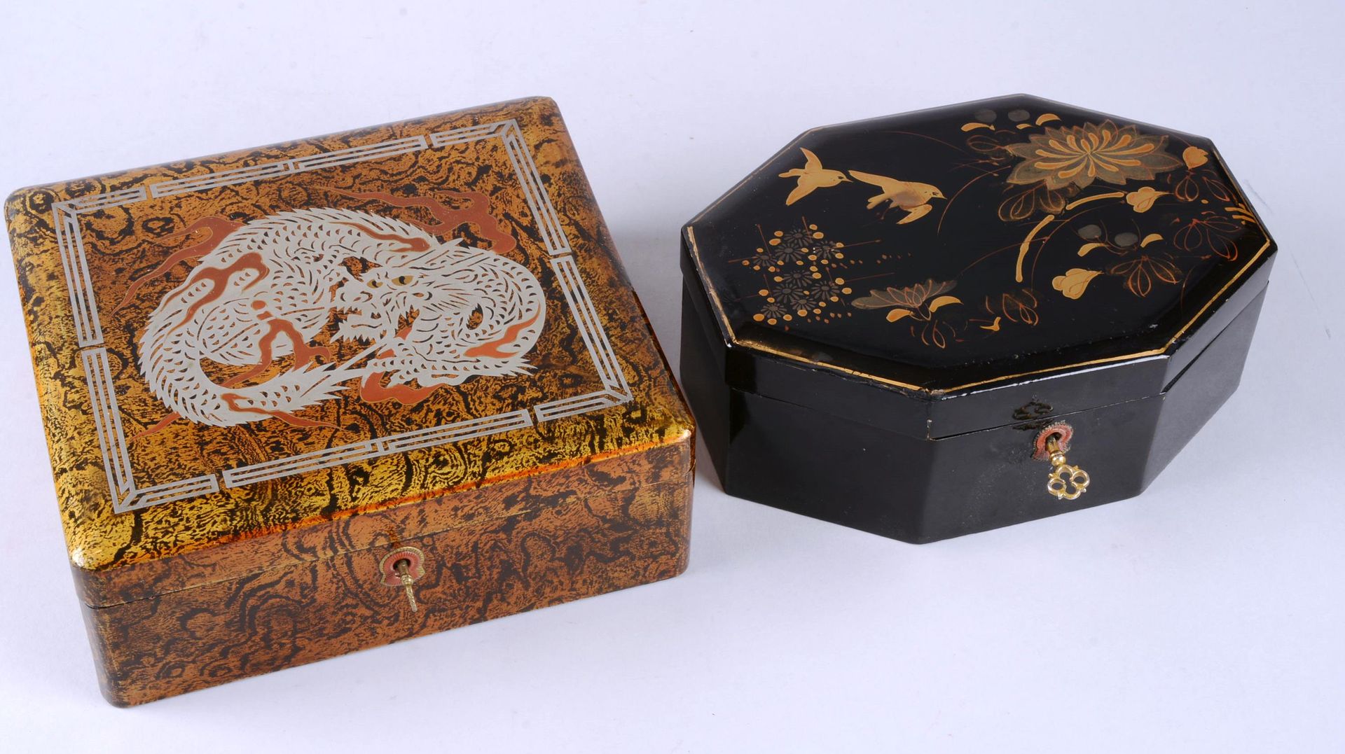 Deux boîtes du Japon JAPON, suite de deux boîtes en bois décorées d'un dragon po&hellip;