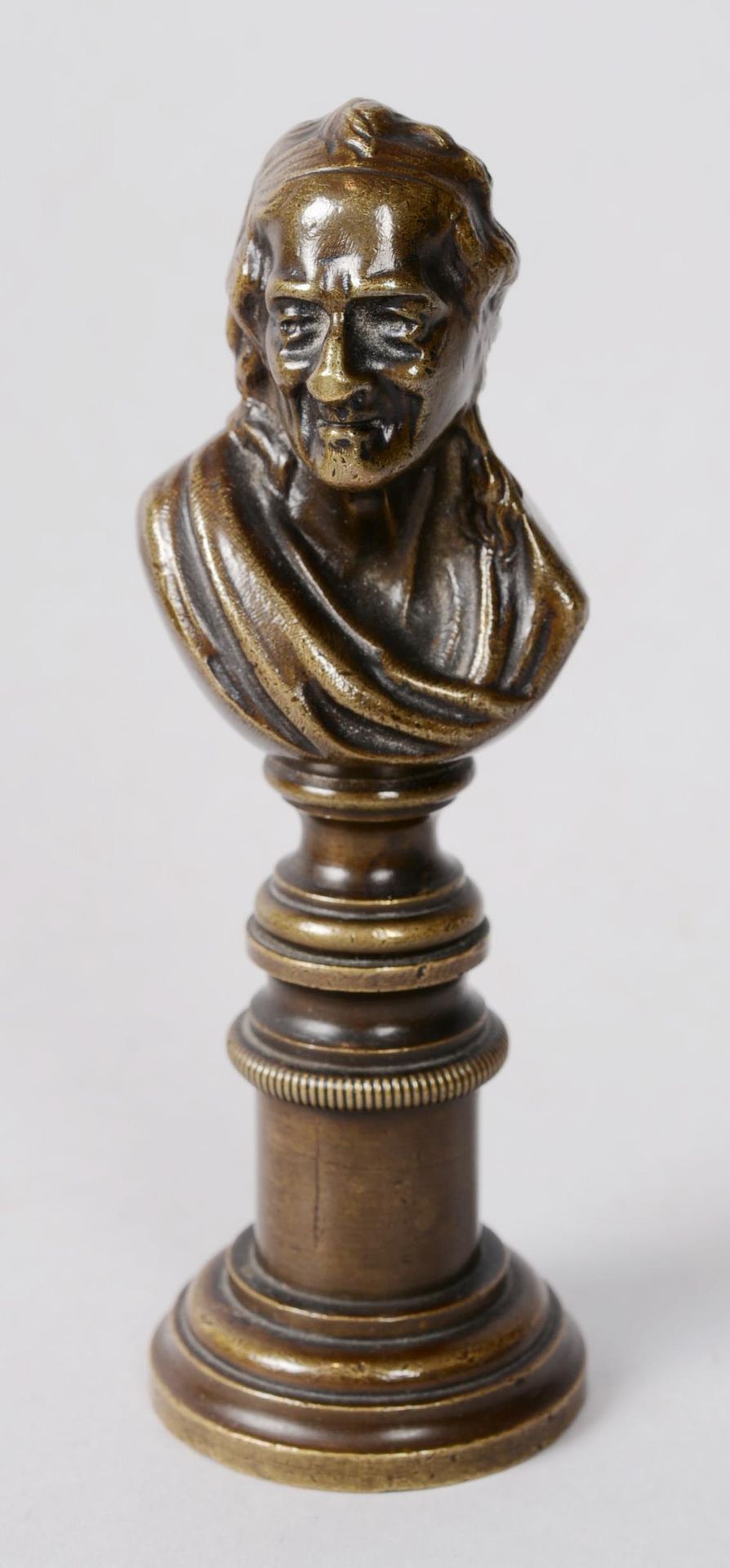 VOLTAIRE, buste ne bronze VOLTAIRE (1694 - 1778), buste en bronze sur socle à pa&hellip;