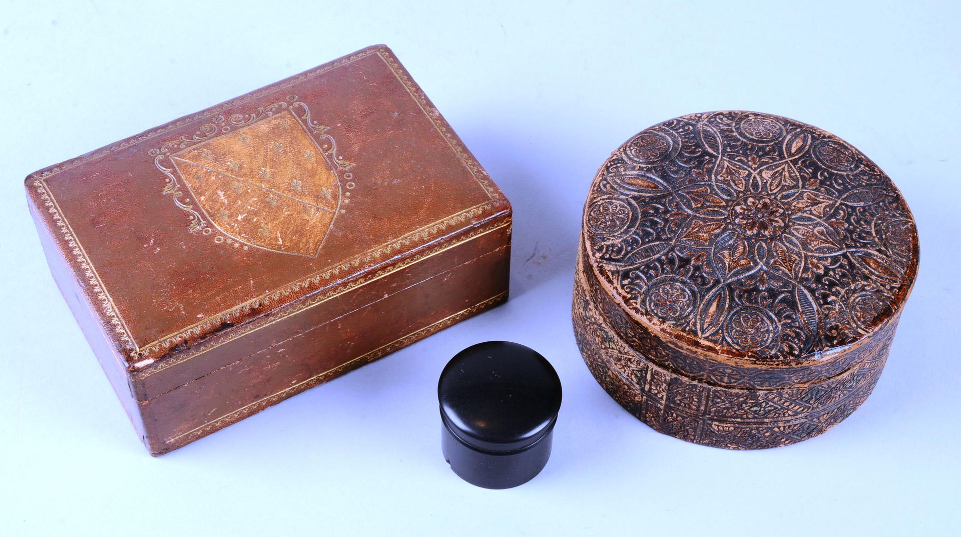 Deux boîtes en cuir Suite de deux boîtes: une boîte ronde en cuir de cordoue (H:&hellip;